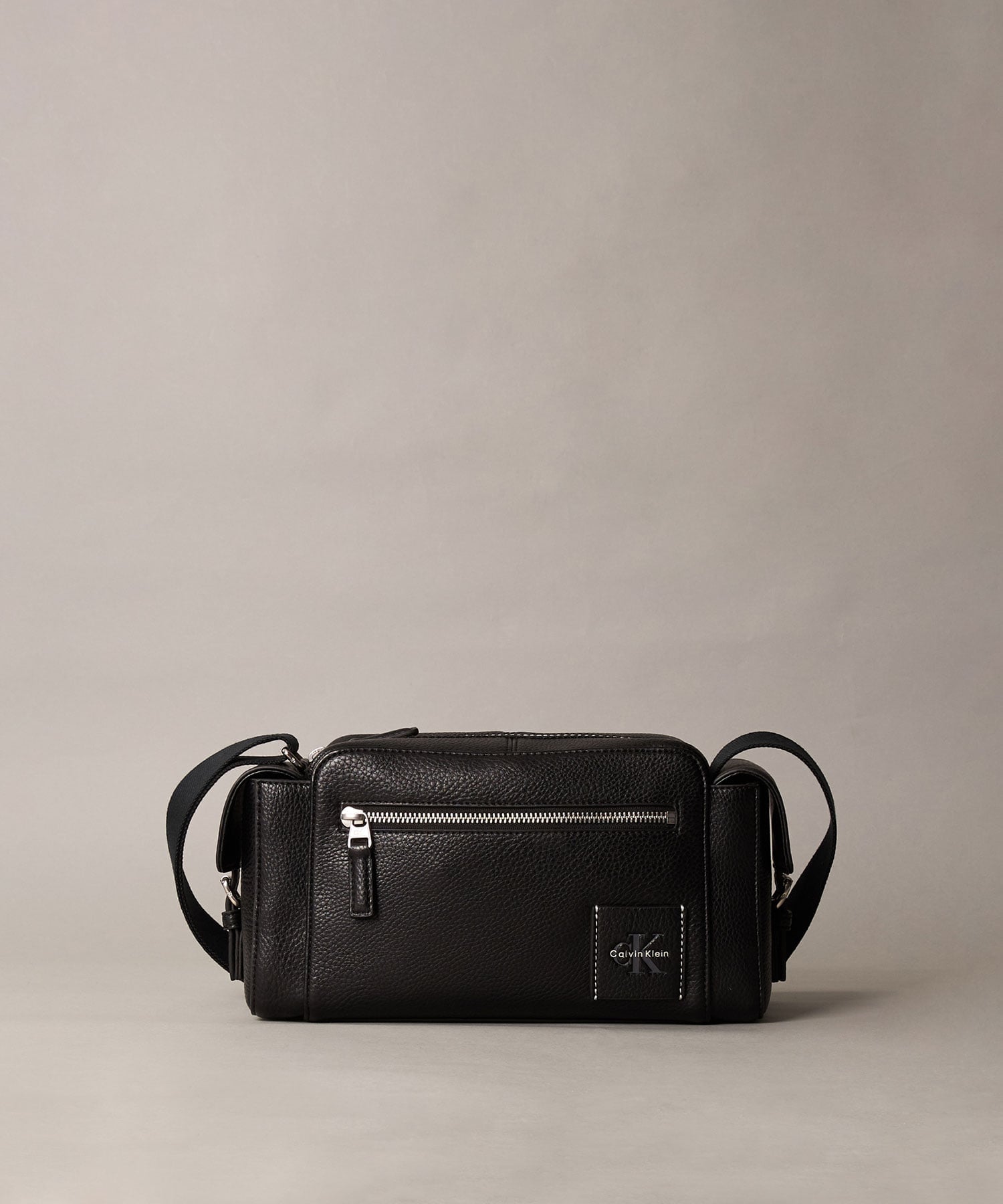 Calvin Klein Jeans Accessory (M)【公式ショップ】 カルバンクライン クロスボディバッグ - ボールドぺブルクロスカメラバッグ Calvin Klein Jeans Accessory 4D3394G カルバン・クライン バッグ ボディバッグ・ウエストポーチ ブラック【送料無料】