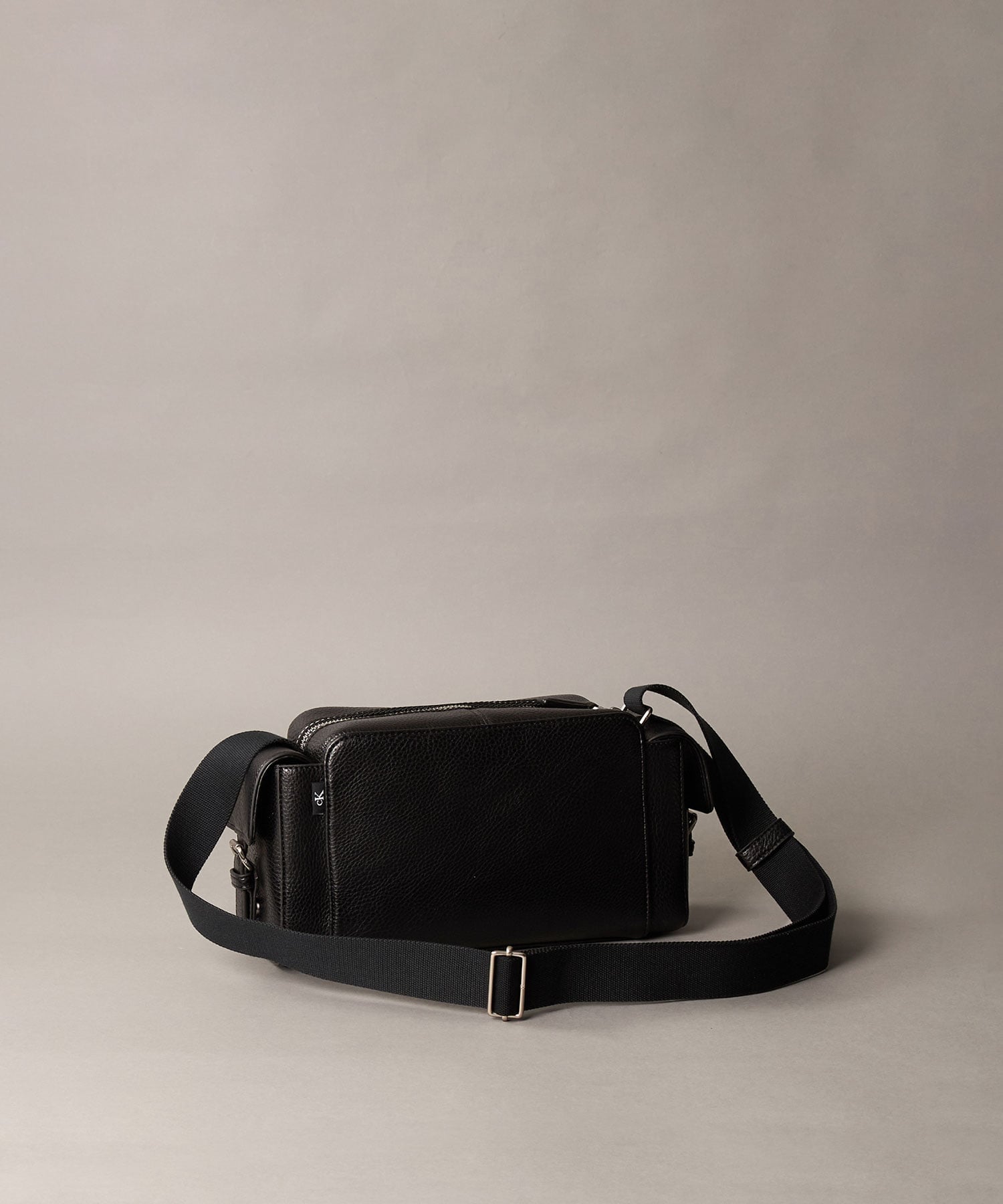 (M)【公式ショップ】 カルバンクライン クロスボディバッグ - ボールドぺブルクロスカメラバッグ Calvin Klein Jeans Accessory 4D3394G カルバン・クライン バッグ ボディバッグ・ウエストポーチ ブラック