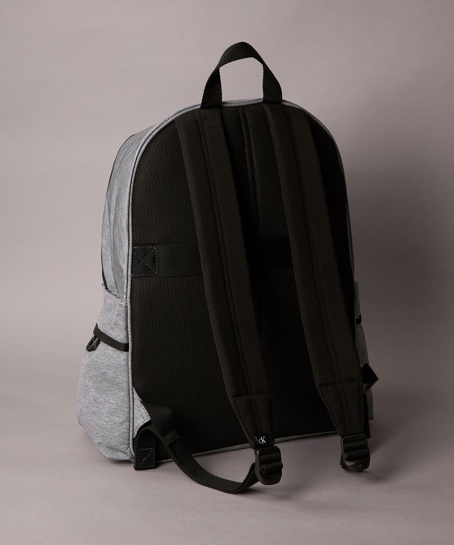 (M)【公式ショップ】 カルバンクライン リュック - ボールドヘザーラウンドバックパック Calvin Klein Jeans Accessory 4D3403G カルバン・クライン バッグ リュック・バックパック グレー