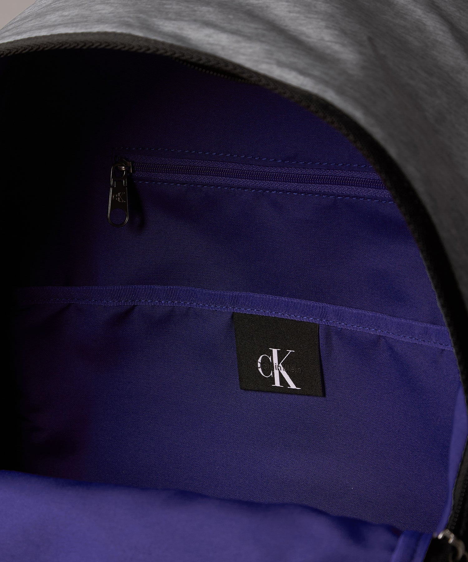 (M)【公式ショップ】 カルバンクライン リュック - ボールドヘザーラウンドバックパック Calvin Klein Jeans Accessory 4D3403G カルバン・クライン バッグ リュック・バックパック グレー