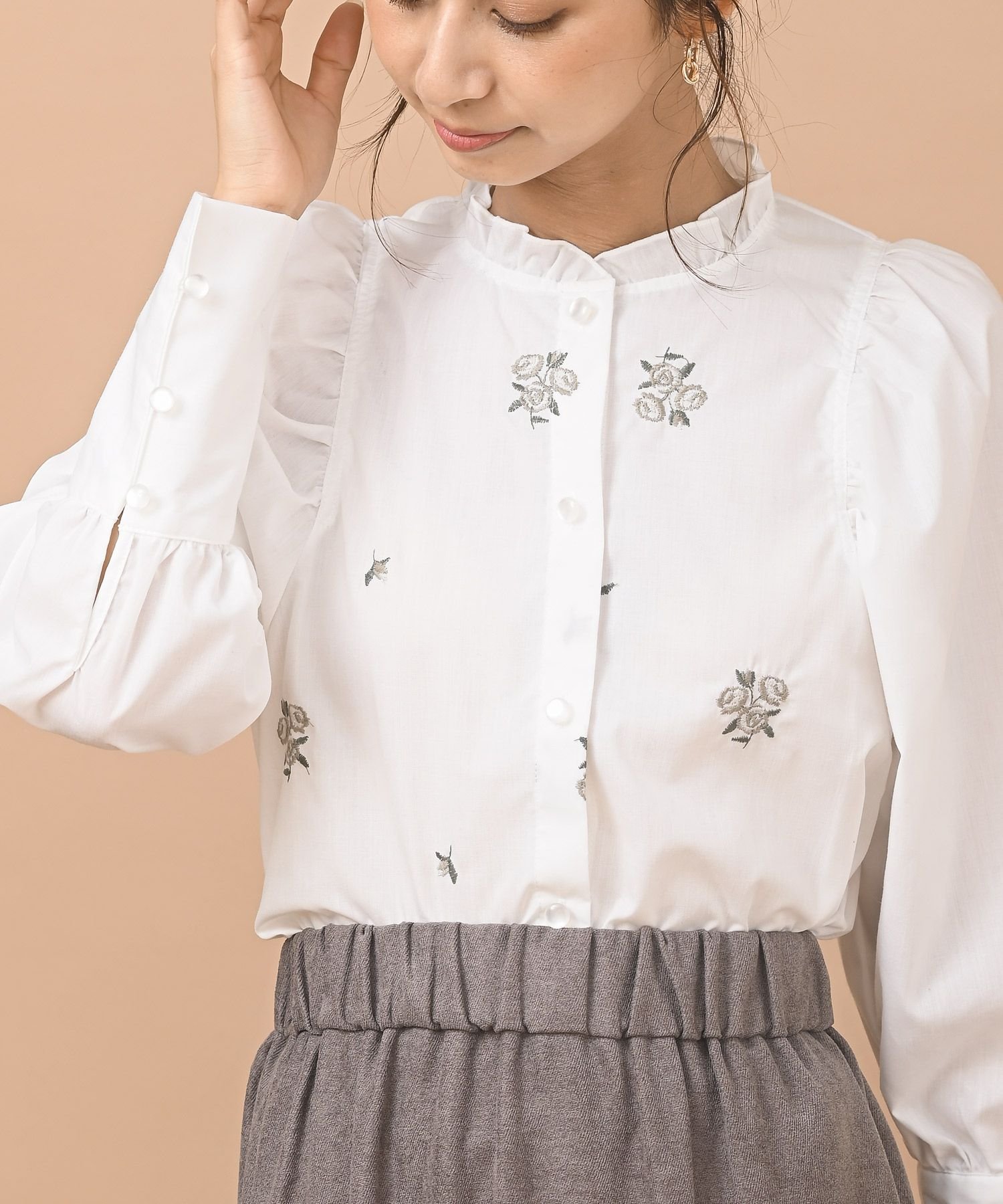 rps フラワー刺繍フリルネックブラウス アールピーエス トップス シャツ・ブラウス ホワイト ベージュのサムネイル