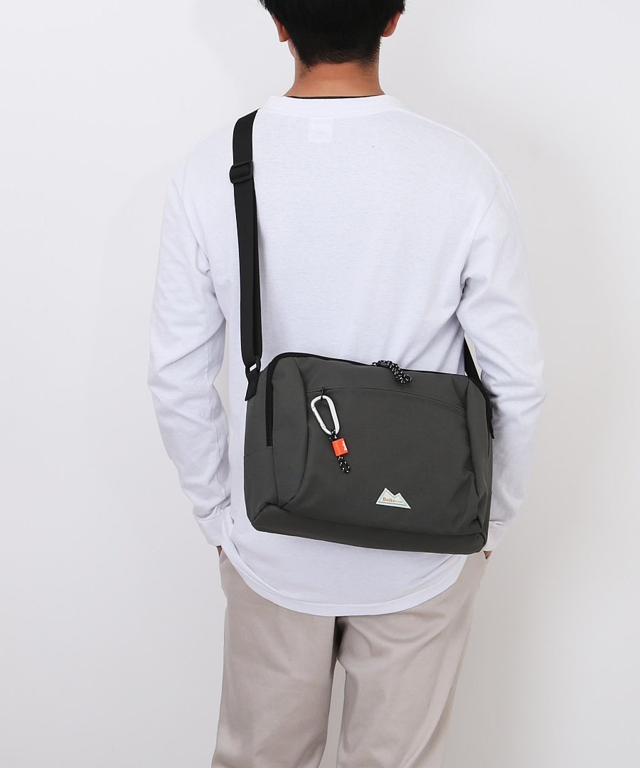 BACKYARD FAMILY BOD仕切りショルダー ローラ バッグ ショルダーバッグ ブラック
