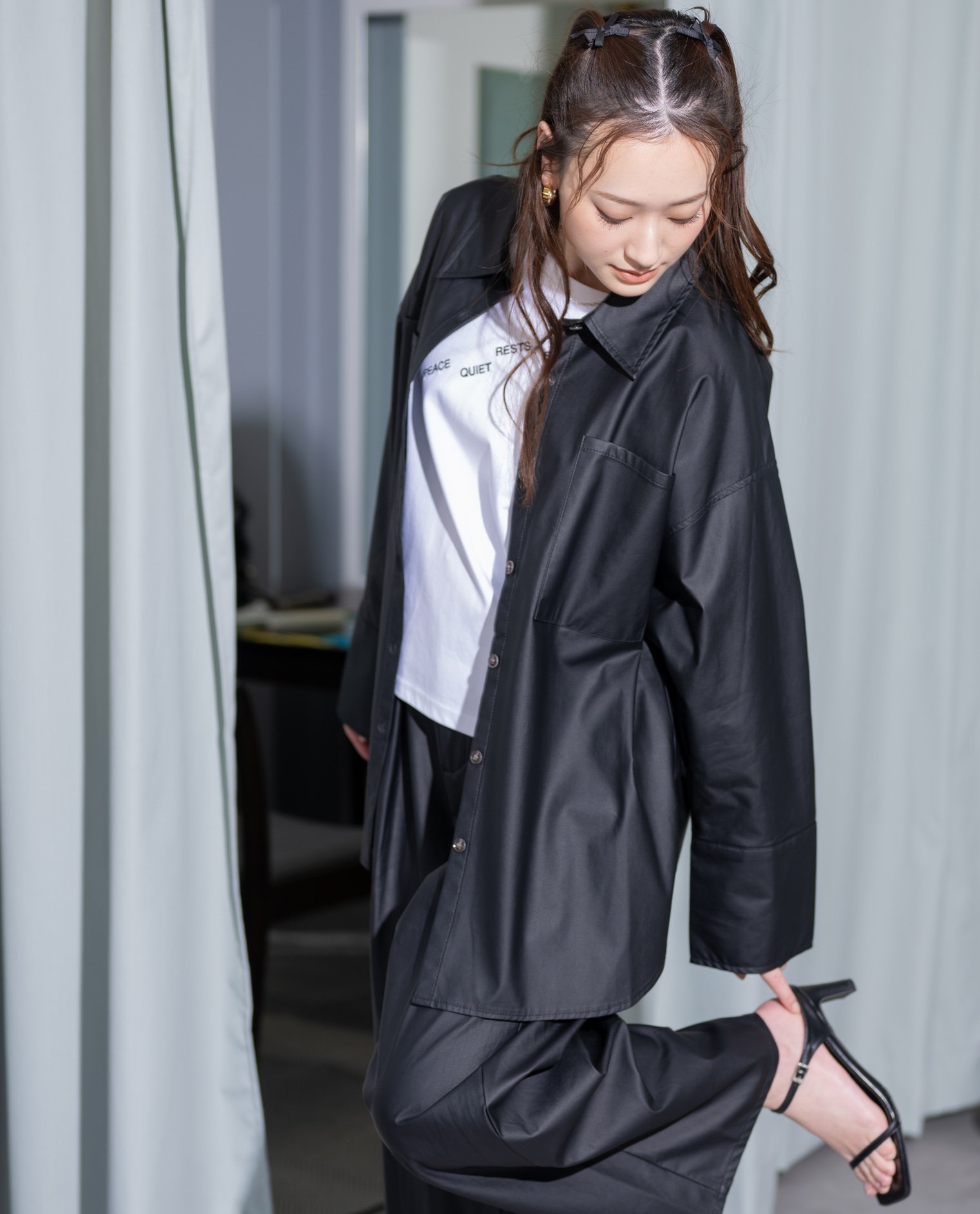 YEVS ウォッシャブルフェイクレザーシャツ【セットアップ対応】 イーブス トップス シャツ・ブラウス ブラック