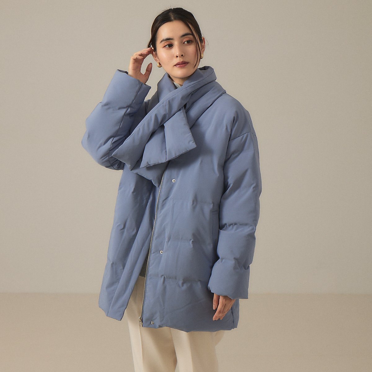 【SALE／50%OFF】abahouse mavie 【マフラー付】オーバーサイズシームレスダウン アバハウス マヴィ ジャケット・アウター ダウンジャケット・ダウンベスト ブルー ホワイト ブラック【送料無料】のサムネイル