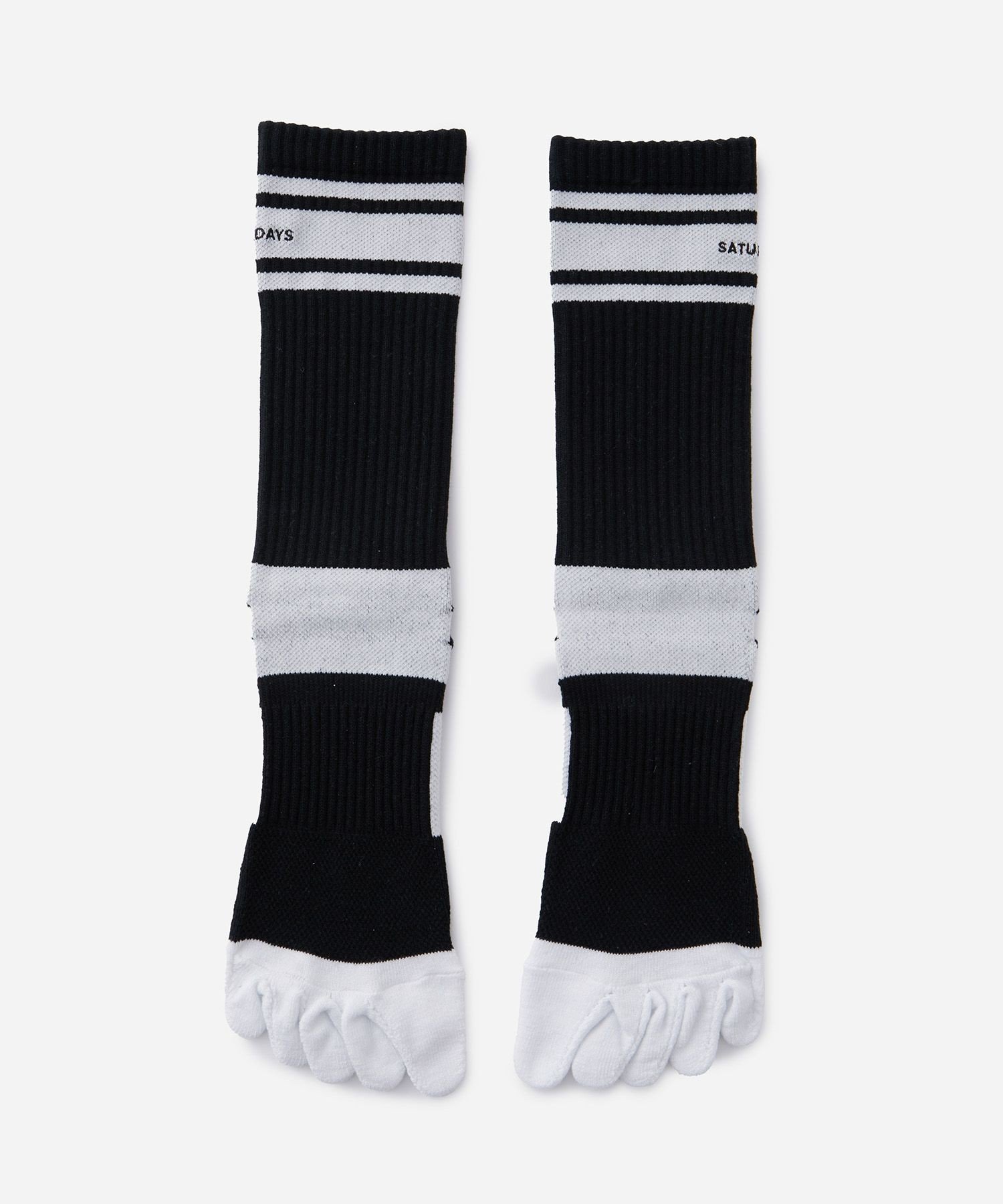 Saturdays NYC（サタデーズ　ニューヨークシティ）SNYC GOLF Five Fingers Crew Socks【Design】バイカラーの配色にブランドロゴが入ったデザインになっています。かかと部分には靴擦れ防止のつまみ付きで、しっかりホールドしてくれます。【Point】指を個別に包み込み、自然な指の動きをサポートしながら通気性と快適さを提供する5本指ロゴソックスです。【Material】吸水性のいい綿混素材。【Composition】組成：コットン97%ポリウレタン3%【Countryoforigin】原産国：MADEINJAPAN【SizeSpecs】F/全長39.5※画像の商品はサンプルとなります。※実際の商品と色味、仕様、加工、サイズ、素材等が若干異なる場合がございます。1ItemCode：BGR642201-SaturdaysGolf-SaturdaysNYC（サタデーズニューヨークシティ）は、2009年にニューヨークのソーホーで設立されたライフスタイルブランド。東海岸のクリーンなサーフスタイルを基盤にし、新たにゴルフライン「SaturdaysGolf（サタデーズゴルフ）」をスタートしました。ブランドの象徴であるスラッシュロゴを用い、オンとオフのバランスを大切にしたデザインが特徴です。都市的なデザインと機能性を両立させたウェアを展開しています。型番：BGR64220-01-099 QT1176【採寸】商品のサイズについて【商品詳細】ブラック（01）：日本｜ホワイト（10）：日本素材：ブラック（01）：コットン 50% アクリル 50%｜ホワイト（10）：コットン 50% アクリル 50%サイズ：F※画面上と実物では多少色具合が異なって見える場合もございます。ご了承ください。商品のカラーについてSaturdays NYC（サタデーズ　ニューヨークシティ）SNYC GOLF Five Fingers Crew Socks【Design】バイカラーの配色にブランドロゴが入ったデザインになっています。かかと部分には靴擦れ防止のつまみ付きで、しっかりホールドしてくれます。【Point】指を個別に包み込み、自然な指の動きをサポートしながら通気性と快適さを提供する5本指ロゴソックスです。【Material】吸水性のいい綿混素材。【Composition】組成：コットン97%ポリウレタン3%【Countryoforigin】原産国：MADEINJAPAN【SizeSpecs】F/全長39.5※画像の商品はサンプルとなります。※実際の商品と色味、仕様、加工、サイズ、素材等が若干異なる場合がございます。1ItemCode：BGR642201-SaturdaysGolf-SaturdaysNYC（サタデーズニューヨークシティ）は、2009年にニューヨークのソーホーで設立されたライフスタイルブランド。東海岸のクリーンなサーフスタイルを基盤にし、新たにゴルフライン「SaturdaysGolf（サタデーズゴルフ）」をスタートしました。ブランドの象徴であるスラッシュロゴを用い、オンとオフのバランスを大切にしたデザインが特徴です。都市的なデザインと機能性を両立させたウェアを展開しています。型番：BGR64220-01-099 QT1176【採寸】商品のサイズについて【商品詳細】ブラック（01）：日本｜ホワイト（10）：日本素材：ブラック（01）：コットン 50% アクリル 50%｜ホワイト（10）：コットン 50% アクリル 50%サイズ：F※画面上と実物では多少色具合が異なって見える場合もございます。ご了承ください。商品のカラーについて