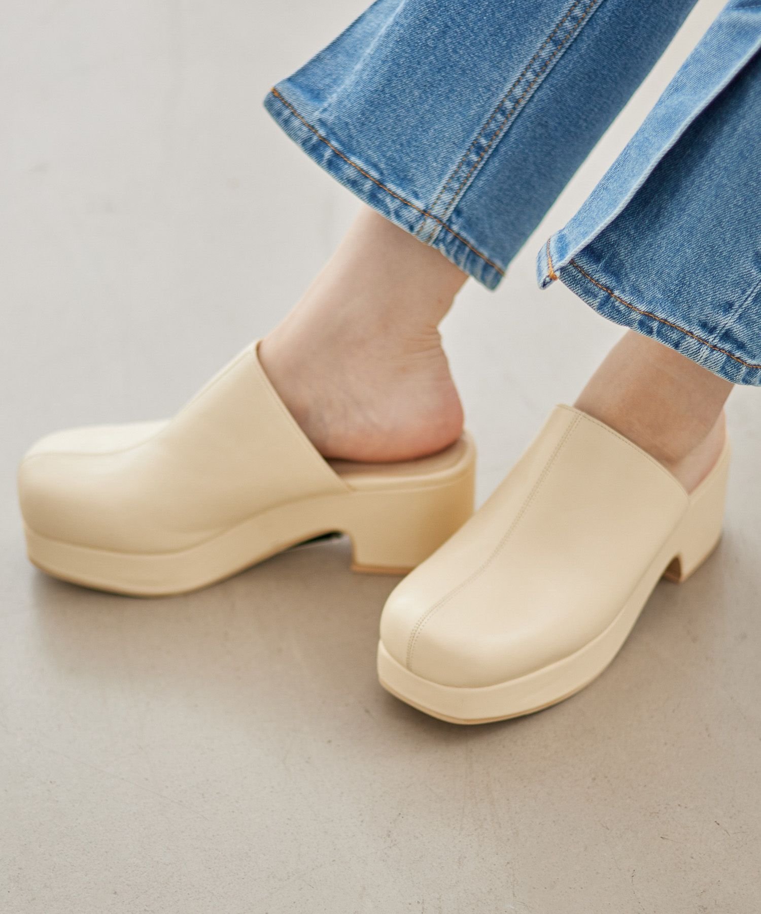 【SALE／60%OFF】Heather (W)F'レザ-サボ ヘザー シューズ・靴 サンダル ホワイト ブラックのサムネイル