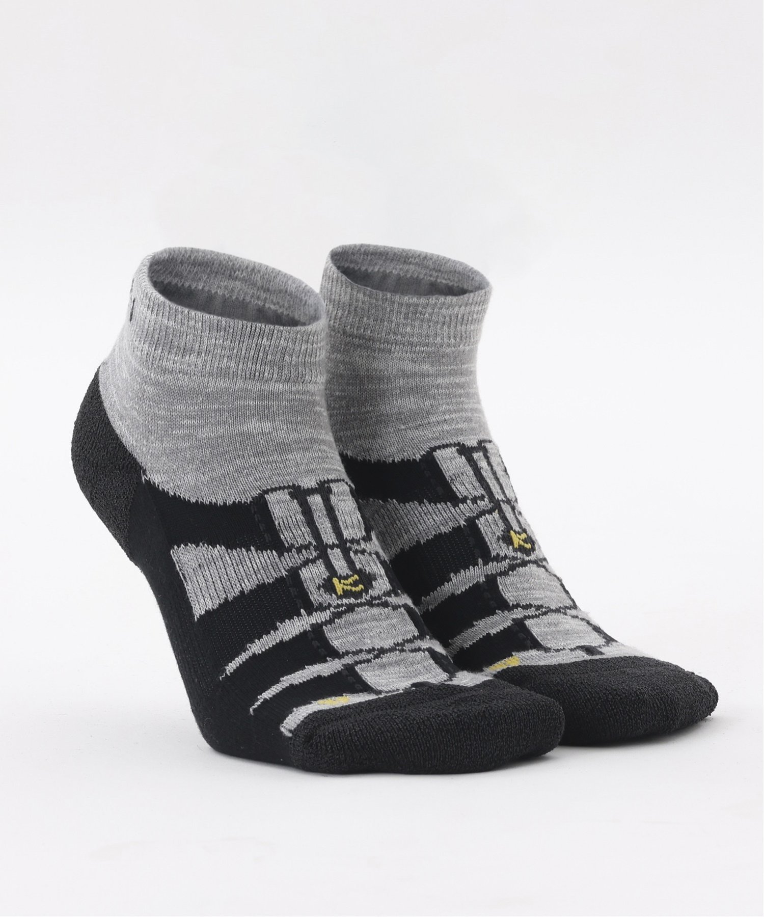 KEEN（キーン）(U)(UNISEX)NEWPORT-ish LOW CUT SOCKS / (ユニセックス)ニューポートィシュ ロ-カット ソックスNEWPORT Loverに向けた20thアニバーサリーデザイン。遊び心と機能素材を両立したハイブリッドソックス。対象サイズS:23ー25/M:25ー27/L:27ー29cm素材ポリエステル34.4%　アクリル17.7％　コットン17.7％　和紙(分類外繊維)16.3％ ナイロン10.9％ ポリウレタン3.0％特徴●「脱いでもNEWPORT」見た目のギミックに、WA-SHIソックスのファンクションをプラス●優れた速乾性、アンチピリング、抗菌消臭効果のある日本のサスティナブル素材、和紙糸をつま先と踵に配置●甲から足首にかけて肌触りの良いオーガニックコットンを使用●甲から足首にかけてタイダイ柄を彷彿させる発色の良いアクリル糸を使用●つま先と踵は耐久性、保護性、吸汗性を高めるパイル構造●with サンダル、スニーカーだけでなく、ルームソックスとしても活躍●NEWPORTのヒーローカラーを彷彿させるタイダイカラーやアウトアウトドアカラーを採用お手入れ方法洗濯の際は蛍光増白剤が入っていない洗剤をご使用ください。 濃色のものは、過度の摩擦や濡れた状態での摩擦で色落ちしたり色移りすることがります。 濃色品は白色や淡色のものと分けて洗ってください。 プリント部分には直接アイロンを当てないでください。 素材の特性上、多少縮むことがあります。洗濯後には形を整えて干してください。 洗濯後のタンブラー乾燥は避けてください。 この商品は長時間強い日光や照明を受けますと、変色する恐れがあります。ご着用や保管の際には充分にご注意ください。型番：1028266-0-S HK7179【採寸】商品のサイズについて【商品詳細】※画面上と実物では多少色具合が異なって見える場合もございます。ご了承ください。商品のカラーについて 【予約商品について】 ※「先行予約販売中」「予約販売中」をご注文の際は予約商品についてをご確認ください。KEEN（キーン）(U)(UNISEX)NEWPORT-ish LOW CUT SOCKS / (ユニセックス)ニューポートィシュ ロ-カット ソックスNEWPORT Loverに向けた20thアニバーサリーデザイン。遊び心と機能素材を両立したハイブリッドソックス。対象サイズS:23ー25/M:25ー27/L:27ー29cm素材ポリエステル34.4%　アクリル17.7％　コットン17.7％　和紙(分類外繊維)16.3％ ナイロン10.9％ ポリウレタン3.0％特徴●「脱いでもNEWPORT」見た目のギミックに、WA-SHIソックスのファンクションをプラス●優れた速乾性、アンチピリング、抗菌消臭効果のある日本のサスティナブル素材、和紙糸をつま先と踵に配置●甲から足首にかけて肌触りの良いオーガニックコットンを使用●甲から足首にかけてタイダイ柄を彷彿させる発色の良いアクリル糸を使用●つま先と踵は耐久性、保護性、吸汗性を高めるパイル構造●with サンダル、スニーカーだけでなく、ルームソックスとしても活躍●NEWPORTのヒーローカラーを彷彿させるタイダイカラーやアウトアウトドアカラーを採用お手入れ方法洗濯の際は蛍光増白剤が入っていない洗剤をご使用ください。 濃色のものは、過度の摩擦や濡れた状態での摩擦で色落ちしたり色移りすることがります。 濃色品は白色や淡色のものと分けて洗ってください。 プリント部分には直接アイロンを当てないでください。 素材の特性上、多少縮むことがあります。洗濯後には形を整えて干してください。 洗濯後のタンブラー乾燥は避けてください。 この商品は長時間強い日光や照明を受けますと、変色する恐れがあります。ご着用や保管の際には充分にご注意ください。型番：1028266-0-S HK7179【採寸】商品のサイズについて【商品詳細】※画面上と実物では多少色具合が異なって見える場合もございます。ご了承ください。商品のカラーについて 【予約商品について】 ※「先行予約販売中」「予約販売中」をご注文の際は予約商品についてをご確認ください。■重要なお知らせ※ 当店では、ギフト配送サービス及びラッピングサービスを行っておりません。ご注文者様とお届け先が違う場合でも、タグ（値札）付「納品書 兼 返品連絡票」同梱の状態でお送り致しますのでご了承ください。 ラッピング・ギフト配送について※ 2点以上ご購入の場合、全ての商品が揃い次第一括でのお届けとなります。お届け予定日の異なる商品をお買い上げの場合はご注意下さい。お急ぎの商品がございましたら分けてご購入いただきますようお願い致します。発送について ※ 買い物カートに入れるだけでは在庫確保されませんのでお早めに購入手続きをしてください。当店では在庫を複数サイトで共有しているため、同時にご注文があった場合、売切れとなってしまう事がございます。お手数ですが、ご注文後に当店からお送りする「ご注文内容の確認メール」をご確認ください。ご注文の確定について ※ Rakuten Fashionの商品ページに記載しているメーカー希望小売価格は、楽天市場「商品価格ナビ」に登録されている価格に準じています。 商品の価格についてKEENKEENの靴下靴下・レッグウェアご注文・お届けについて発送ガイドラッピンググッズ3,980円以上送料無料ご利用ガイド