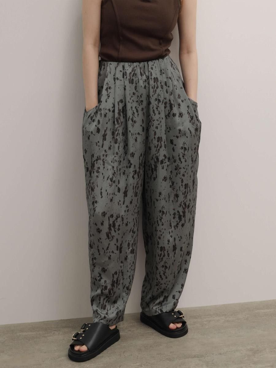 RADIATE ニュアンスプリントタックワイドパンツ ラシュッド パンツ その他のパンツ グレー ブラック