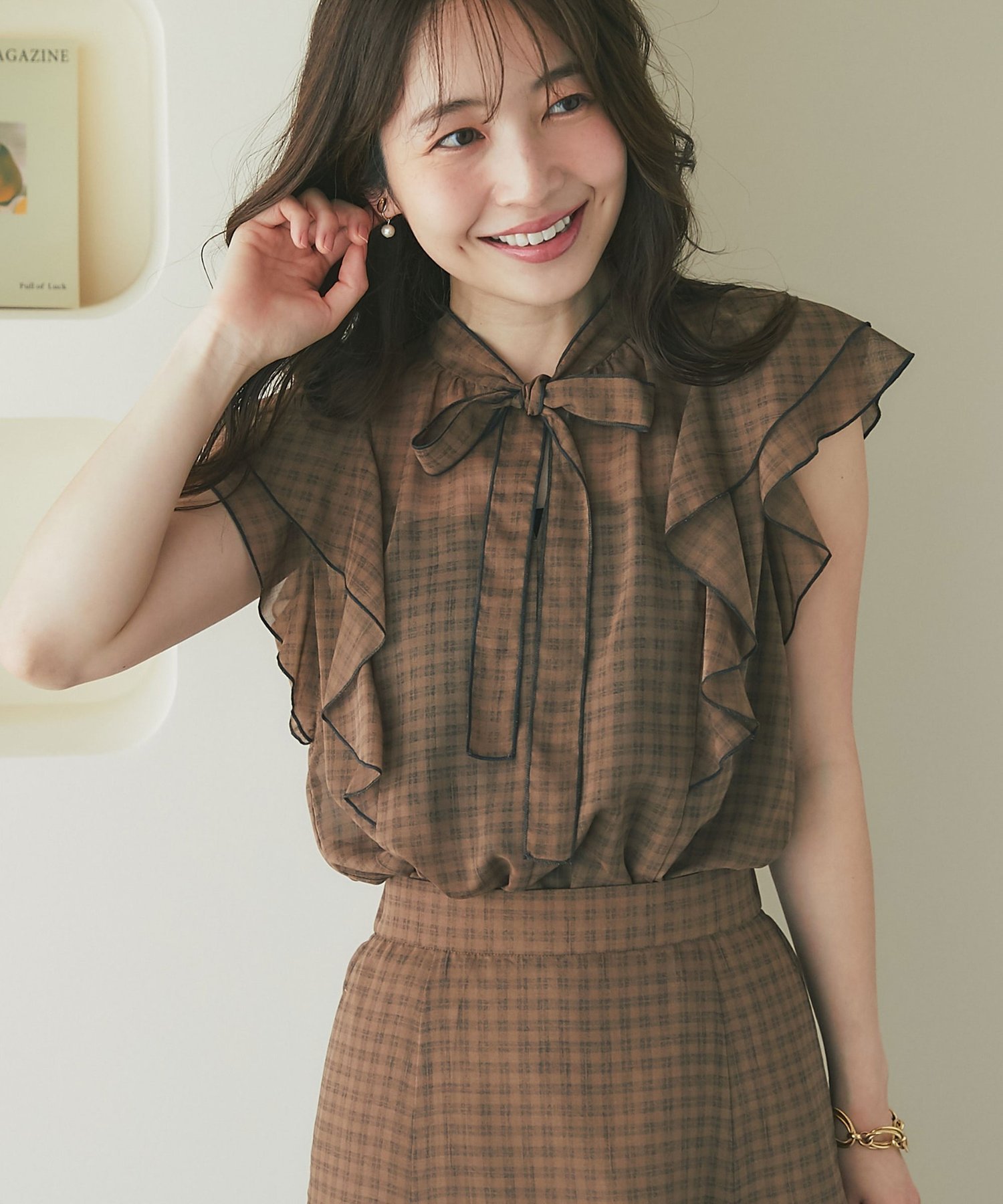 La boutique BonBon 【セット着用可能・愛されブラウス】スパンボイルチェックラッフルボウタイブラウス ラブティックボンボン トップス シャツ・ブラウス グレー ブラウン