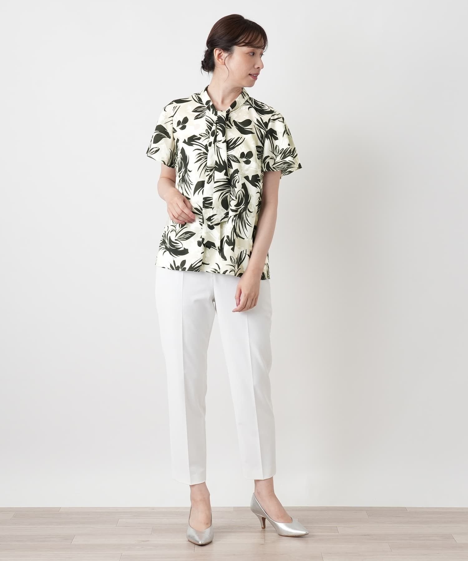 Leilian ボタニカル柄ボウタイブラウス【Leilian WHITE LABEL】 レリアン トップス シャツ・ブラウス ベージュ