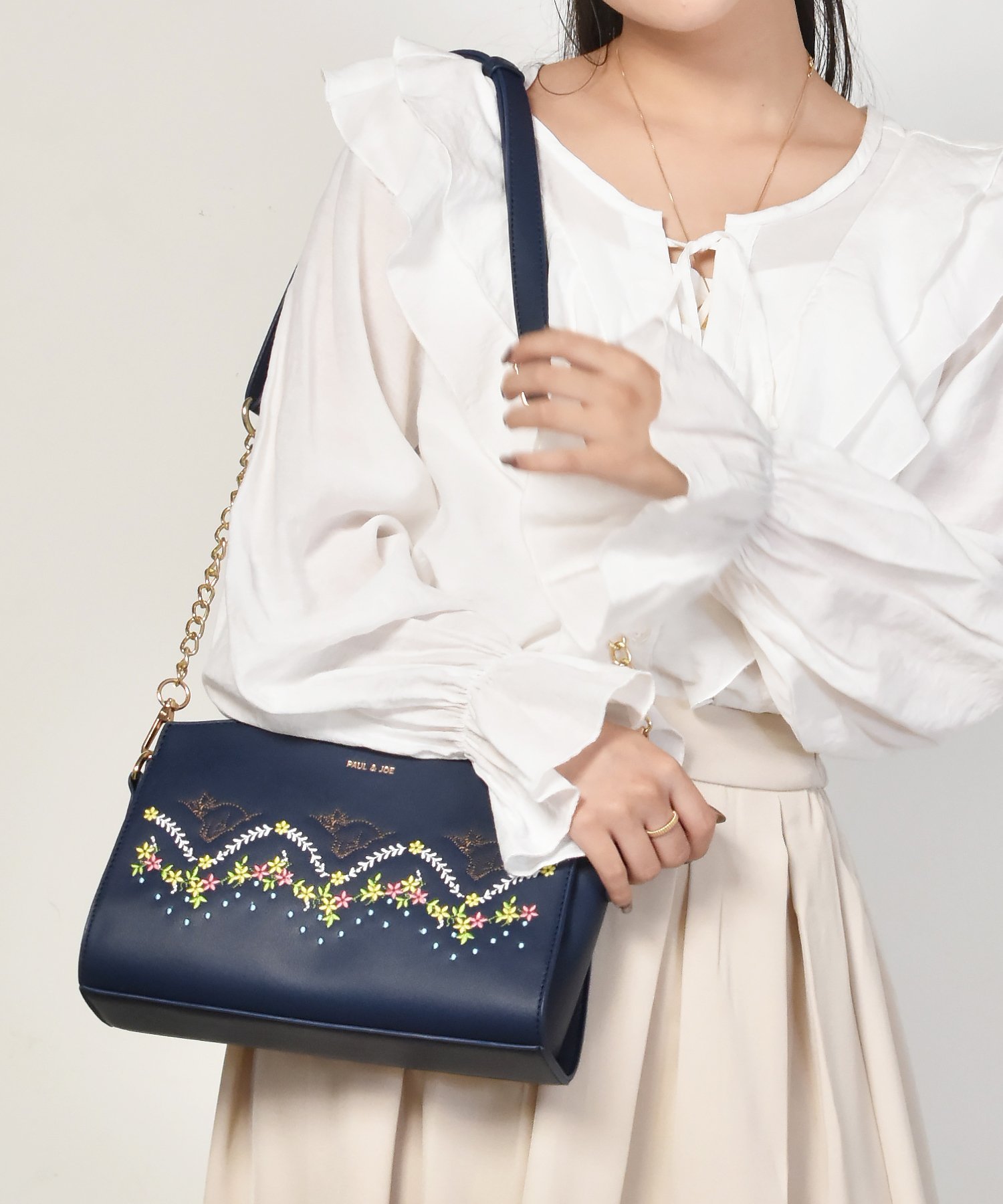 PAUL & JOE キャット刺繍ショルダーバッグ チェーン PJA-B906 エルゲイス バッグ ショルダーバッグ ネイビー ベージュ【送料無料】のサムネイル