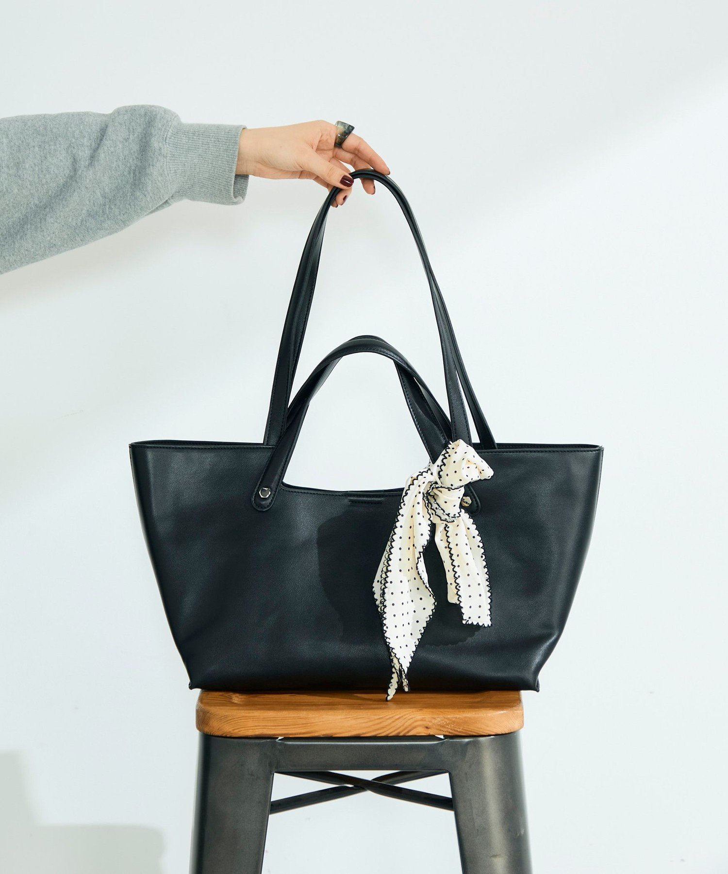【SALE／35%OFF】fredy emue 横長2ハンドルトートバッグ ポーチ付 フレディ アンド グロスター バッグ ショルダーバッグ ブラック イエロー【送料無料】