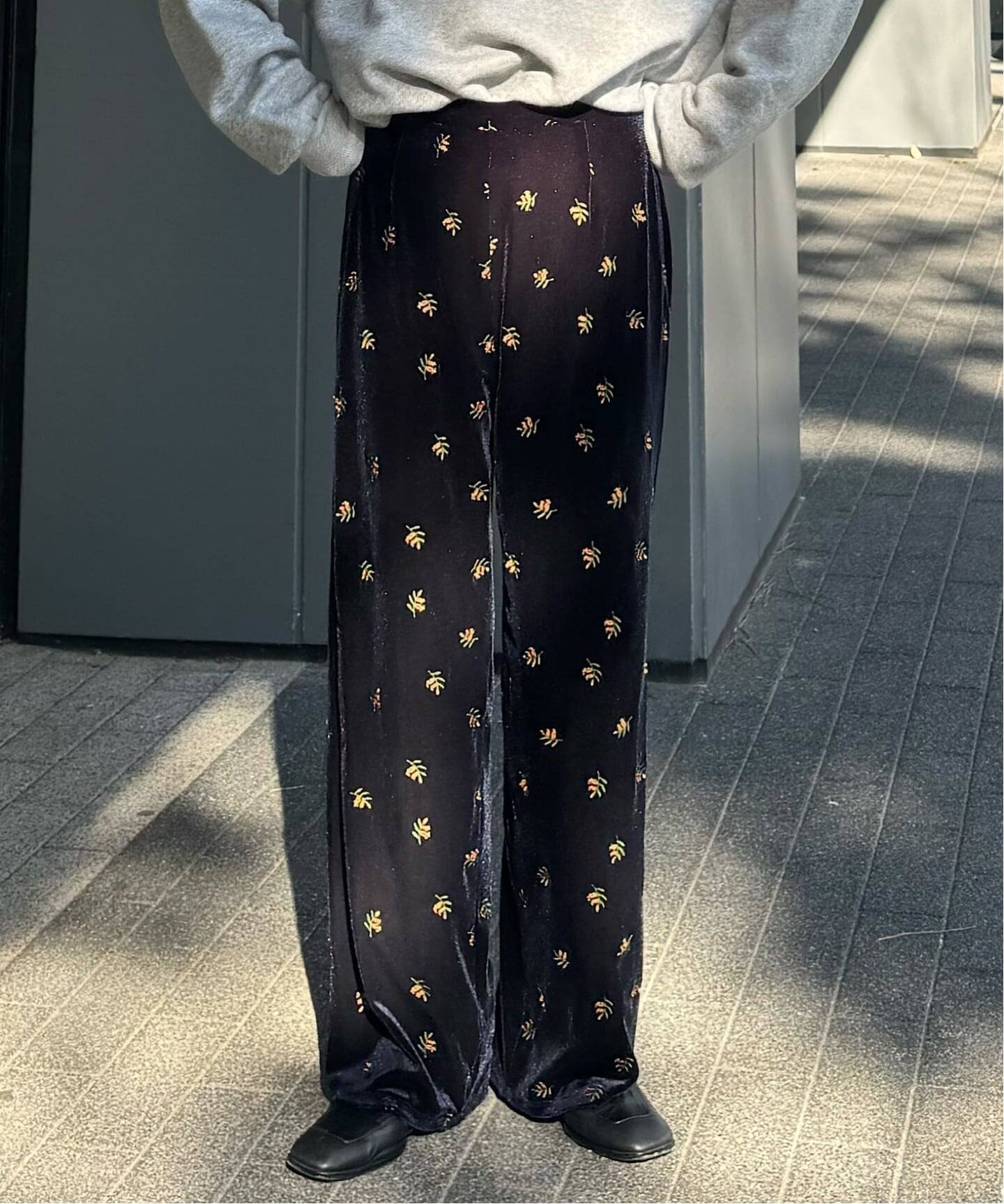 OUTDOOR PRODUCTS Usual Things 追加 刺繍ベロアフレアパンツ アウトドアプロダクツユージュアルシングス パンツ スラックス・ドレスパンツ ネイビー【送料無料】のサムネイル