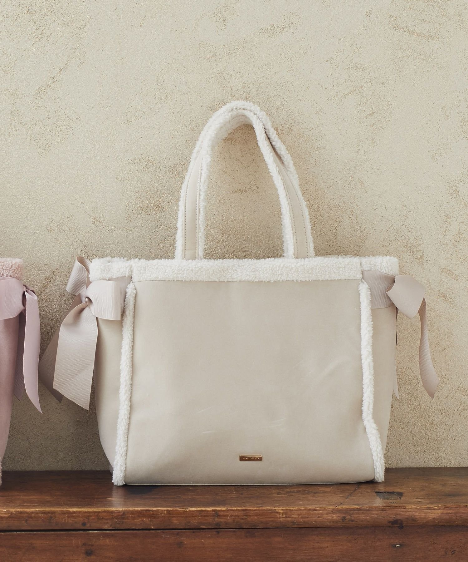 【SALE／40%OFF】Maison de FLEUR ムートン風トートバッグ メゾン ド フルール バッグ トートバッグ ピンク ホワイト【送料無料】のサムネイル