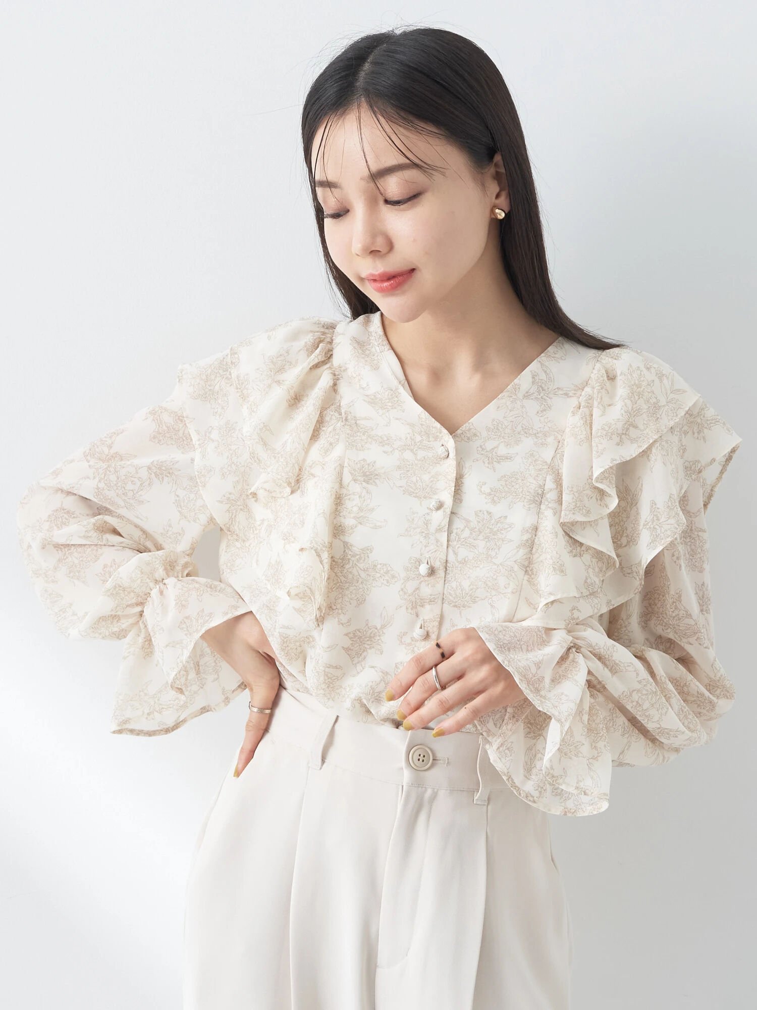 【SALE／30%OFF】earth music&ecology 花柄ラッフルブラウス アースミュージック&エコロジー トップス シャツ・ブラウス ブルー ピンク ホワイトのサムネイル