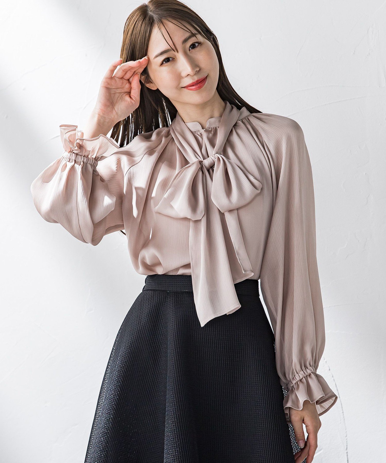 【SALE／40%OFF】Viaggio Blu サテン楊柳ボウタイブラウス≪洗濯機で洗える≫ ビアッジョブルー トップス シャツ・ブラウス ホワイト ベージュ ネイビー【送料無料】のサムネイル