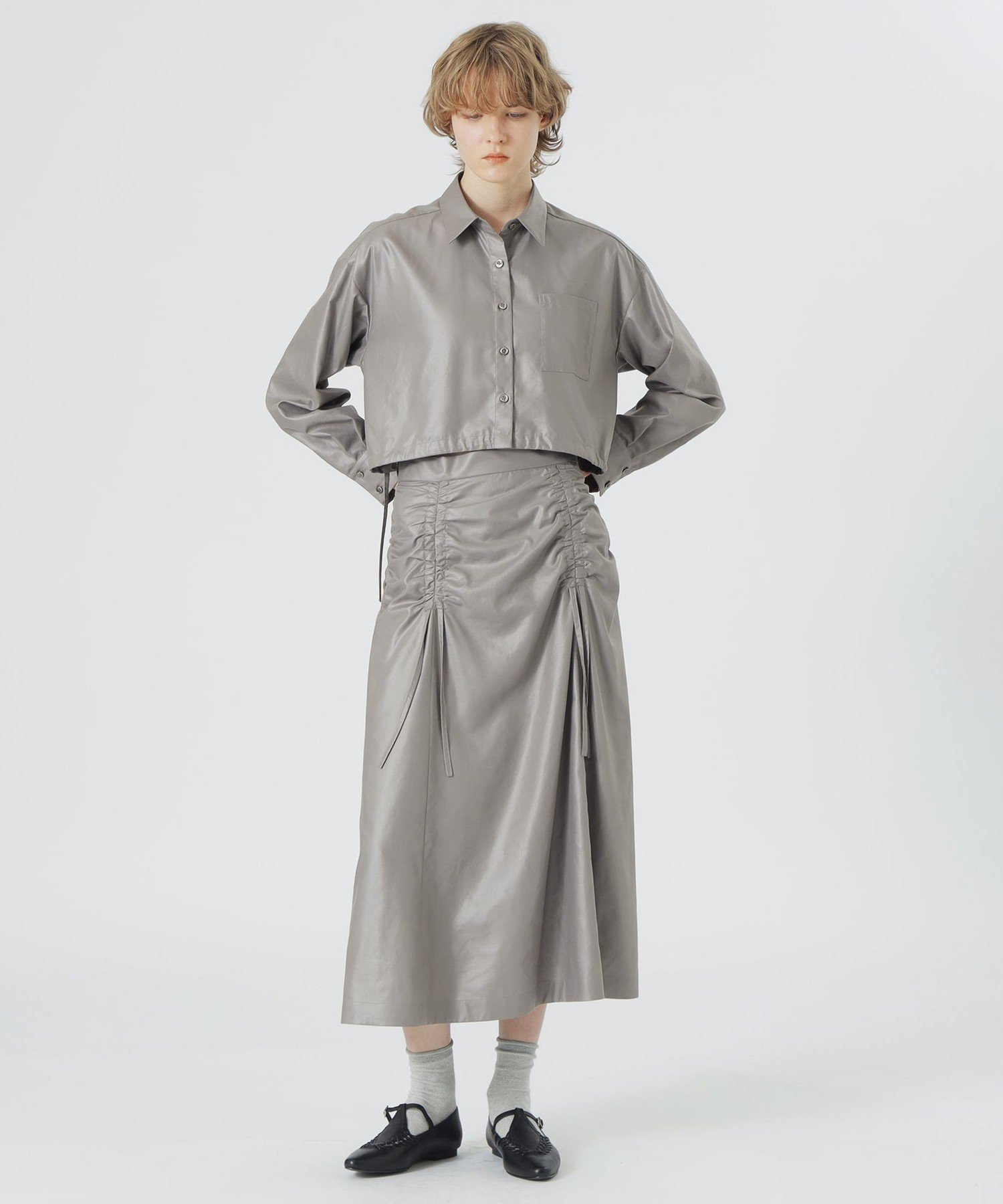LOVELESS グロッシークロップドシャツ ラブレス トップス シャツ・ブラウス ブラック グレー