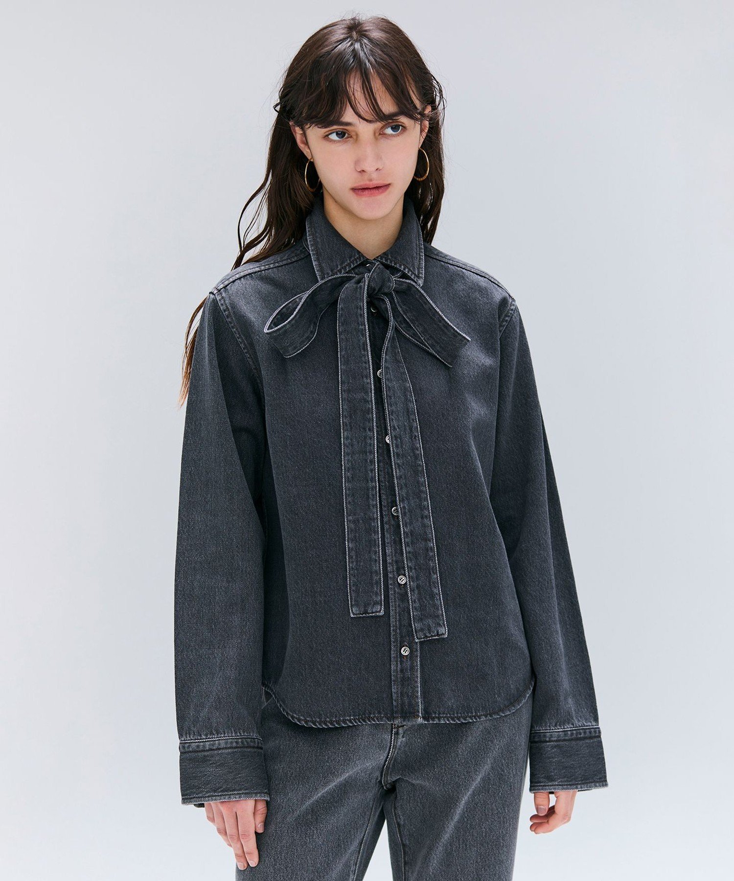 , 【洗える・BAILA 11月号掲載】MARKEL / ボウタイ付きシャツカラーデニムシャツ ベイジ, トップス シャツ・ブラウス ネイビー