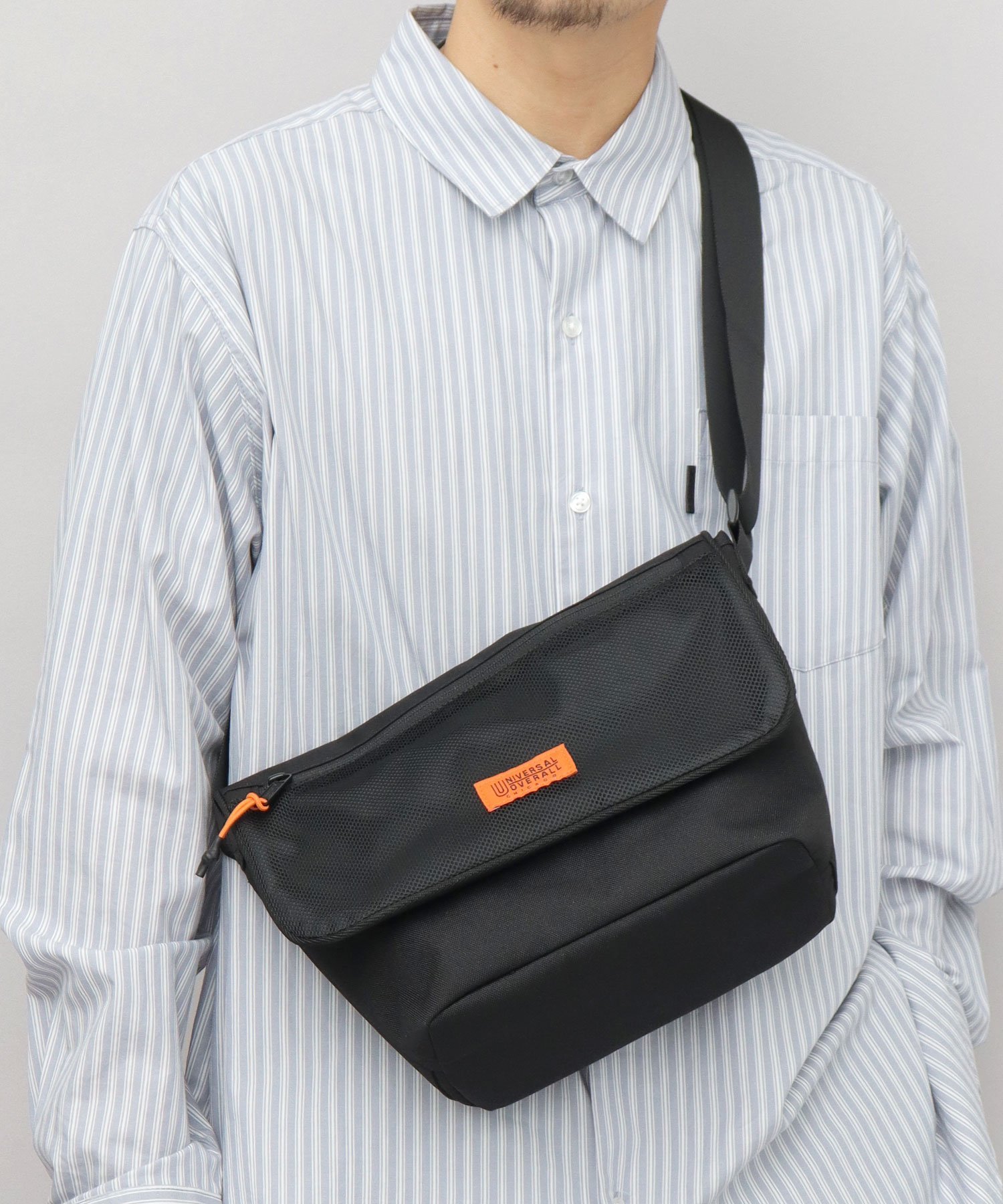 UNIVERSAL OVERALL ユニバーサルオーバーオール メッセンジャーバッグ ショルダーバッグ 黒 ロゴ エー...