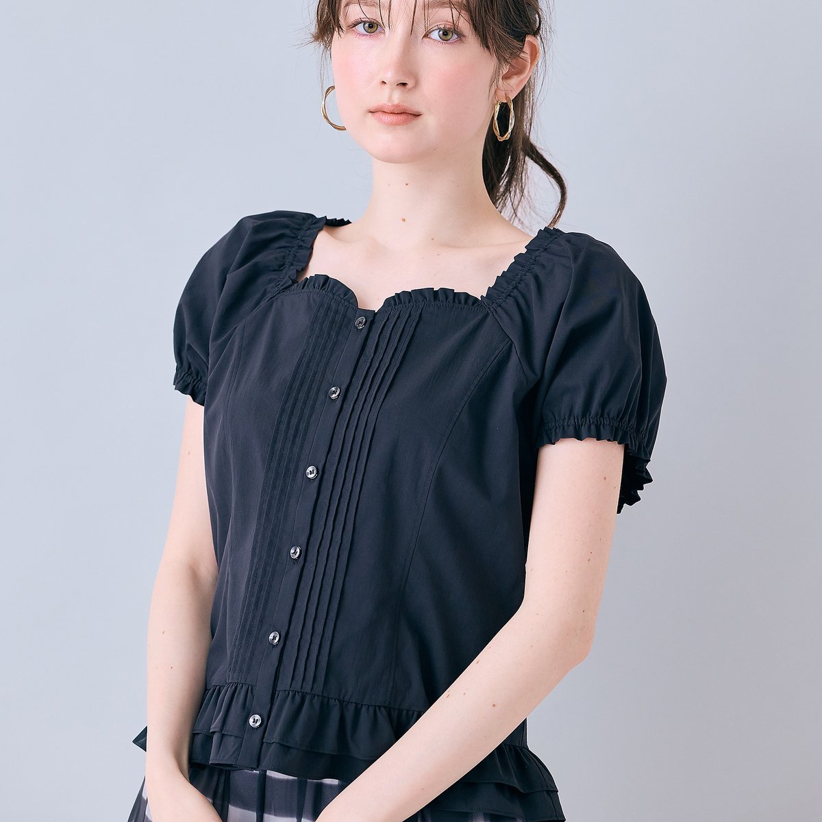 【モデル美香着用】コルセット風ピンタックブラウス ローズティアラ トップス シャツ・ブラウス ブラック ブラウン ホワイト