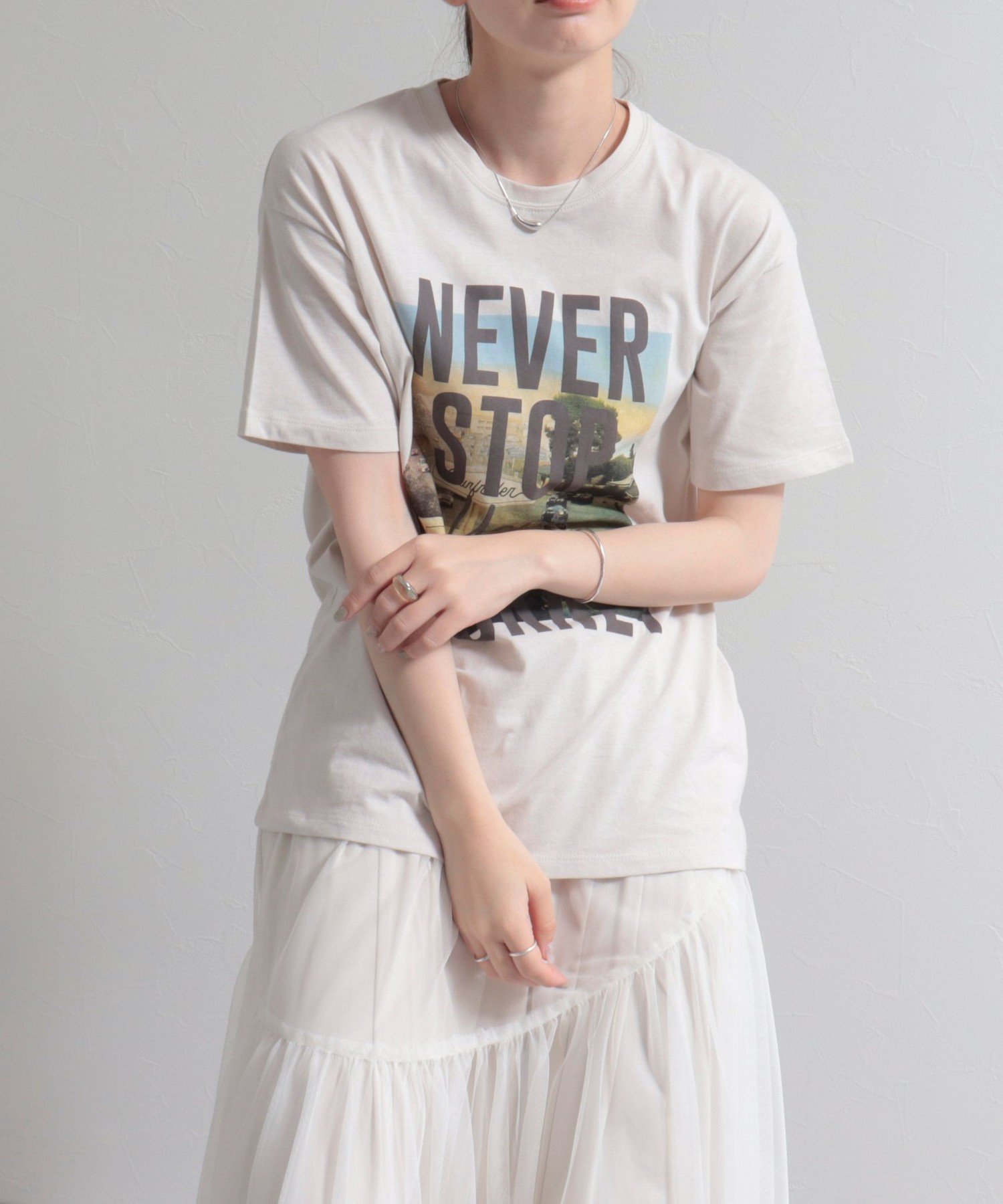 【SALE／20%OFF】fredy emue JOURNEY PHOTO Tシャツ フレディ アンド グロスター トップス カットソー・Tシャツ ベージュ グレー【送料無料】のサムネイル
