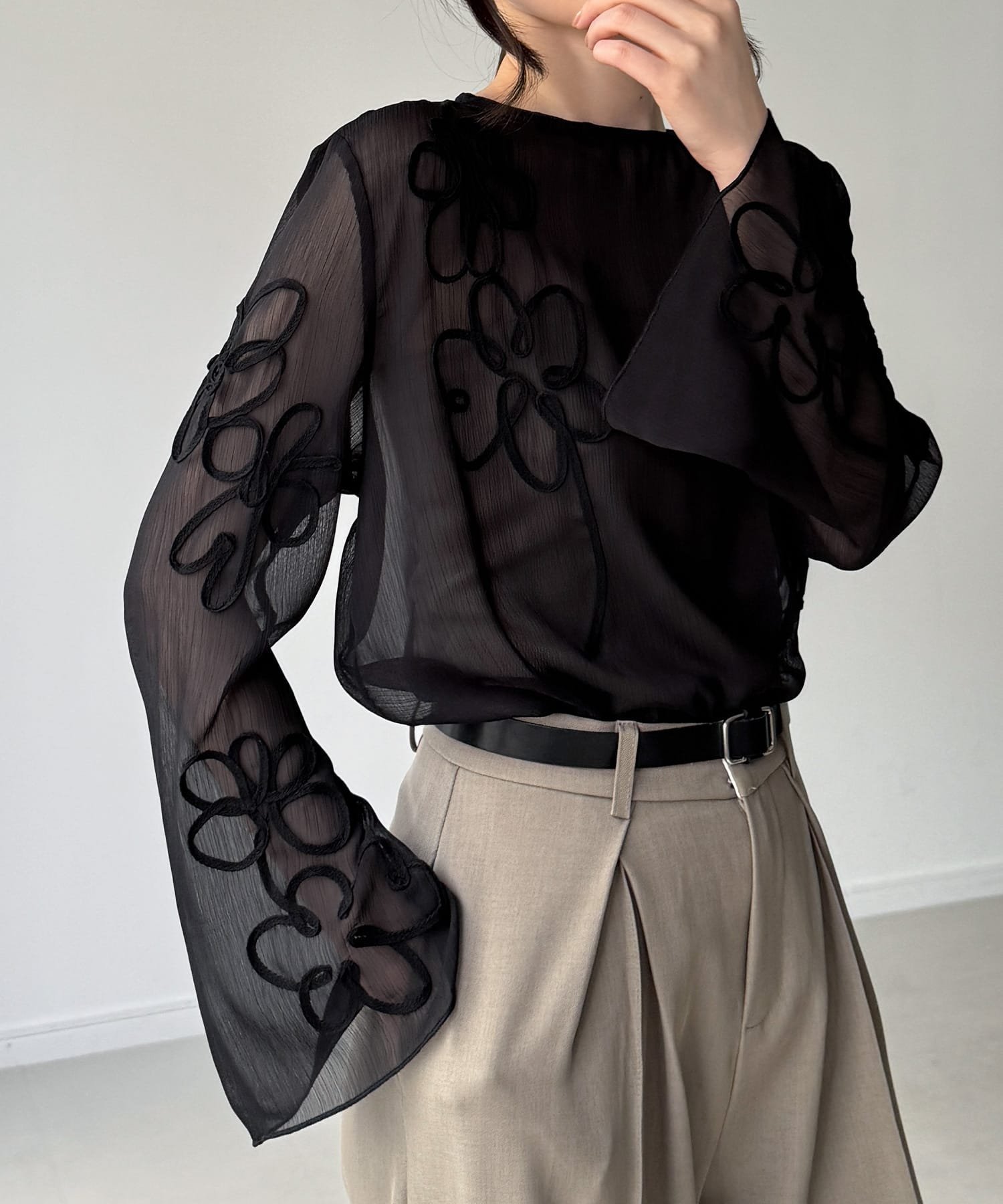 JUNOAH シアーフレアスリーブフラワーコード刺繍トップス ジュノア トップス シャツ・ブラウス ホワイト グレー ブラック