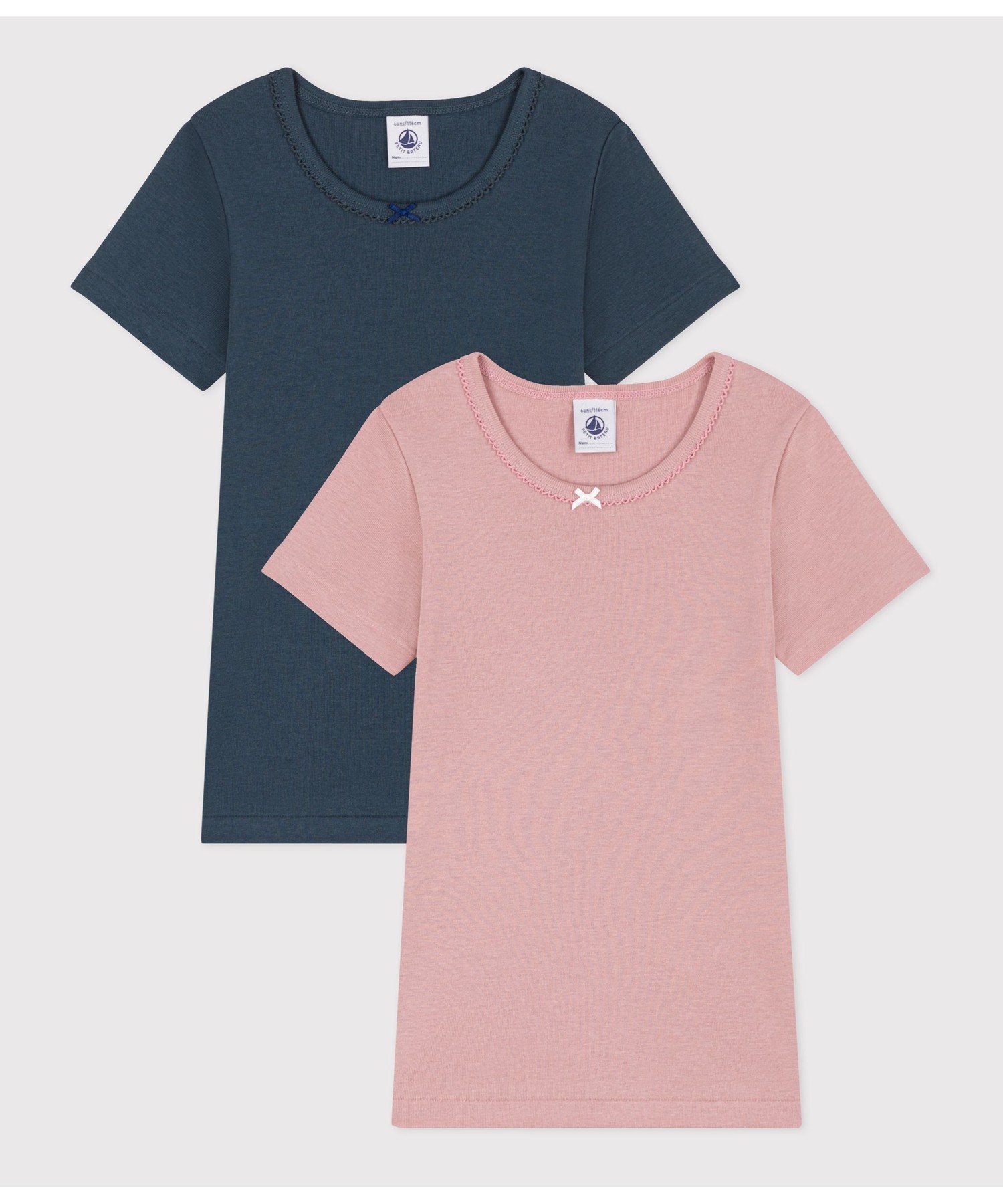 PETIT BATEAU（プチバトー）半袖Tシャツ2枚組シンプルなプレーンカラーで揃えた半袖Tシャツ2枚セットです。第二の肌と呼ばれるほど肌触りのいい1x1リブ編み素材を使用。これ一枚でも、インナーとしても通年で活躍するおすすめのアイテムです。型番：A095TA-00-040 JH0202【採寸】サイズ着丈身幅袖丈2才 86cm36cm24.5cm15cm3才 95cm38cm25cm15.5cm4才 104cm39cm25cm16cm5才 110cm41cm26.5cm17cm商品のサイズについて【商品詳細】モロッコ素材：コットン100%サイズ：2才 86cm、3才 95cm、4才 104cm、5才 110cm※画面上と実物では多少色具合が異なって見える場合もございます。ご了承ください。商品のカラーについて 【予約商品について】 ※「先行予約販売中」「予約販売中」をご注文の際は予約商品についてをご確認ください。■重要なお知らせ※ 当店では、ギフト配送サービス及びラッピングサービスを行っておりません。ご注文者様とお届け先が違う場合でも、タグ（値札）付「納品書 兼 返品連絡票」同梱の状態でお送り致しますのでご了承ください。 ラッピング・ギフト配送について※ 2点以上ご購入の場合、全ての商品が揃い次第一括でのお届けとなります。お届け予定日の異なる商品をお買い上げの場合はご注意下さい。お急ぎの商品がございましたら分けてご購入いただきますようお願い致します。発送について ※ 買い物カートに入れるだけでは在庫確保されませんのでお早めに購入手続きをしてください。当店では在庫を複数サイトで共有しているため、同時にご注文があった場合、売切れとなってしまう事がございます。お手数ですが、ご注文後に当店からお送りする「ご注文内容の確認メール」をご確認ください。ご注文の確定について ※ Rakuten Fashionの商品ページに記載しているメーカー希望小売価格は、楽天市場「商品価格ナビ」に登録されている価格に準じています。 商品の価格についてPETIT BATEAUPETIT BATEAUのその他のインナー・ルームウェアインナー・ルームウェアご注文・お届けについて発送ガイドラッピンググッズ3,980円以上送料無料ご利用ガイド