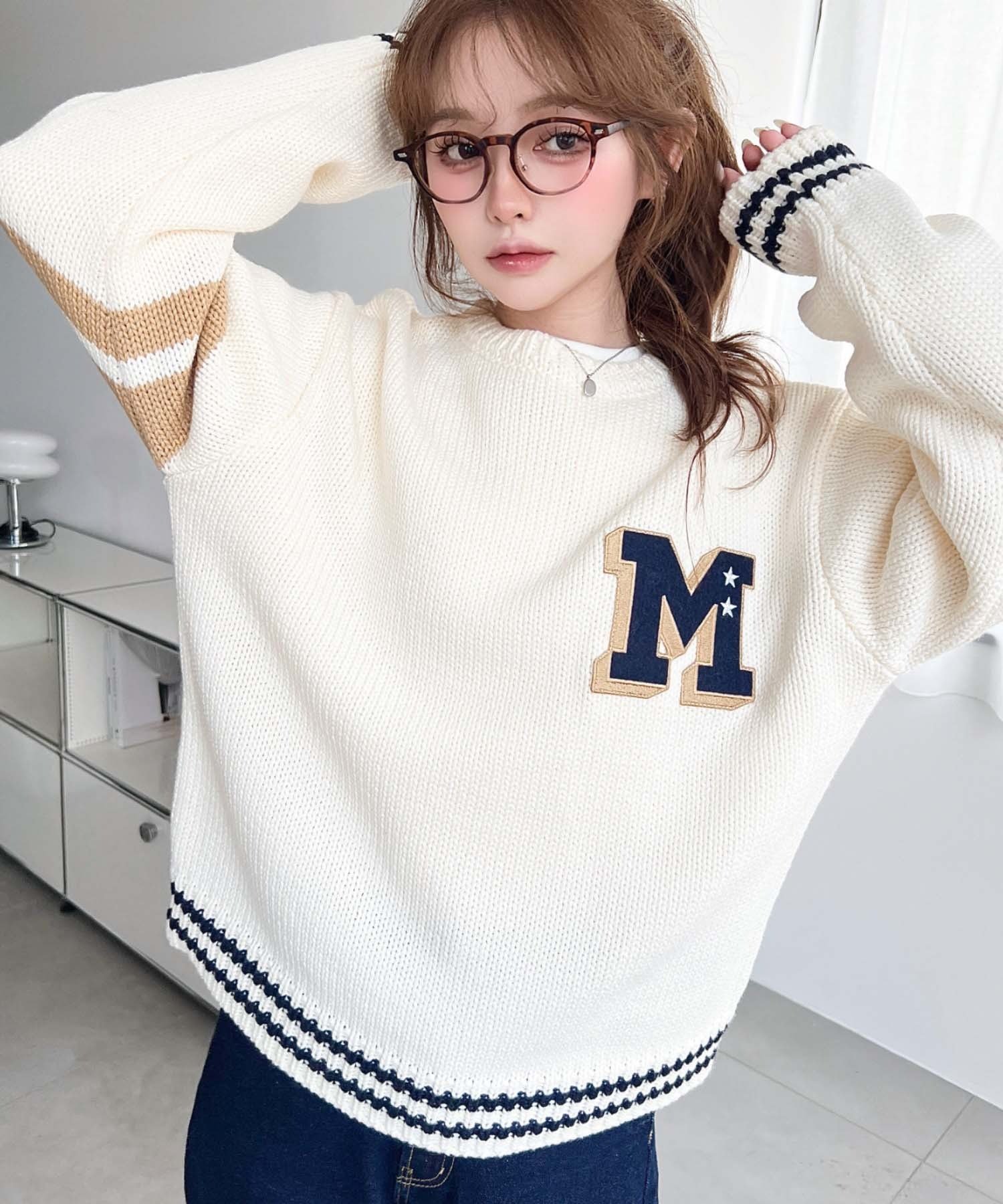 moment+ カレッジワッペンクルーネックニットプルオーバー モーメントプラス トップス ニット ホワイト ワインレッド ネイビー グレー