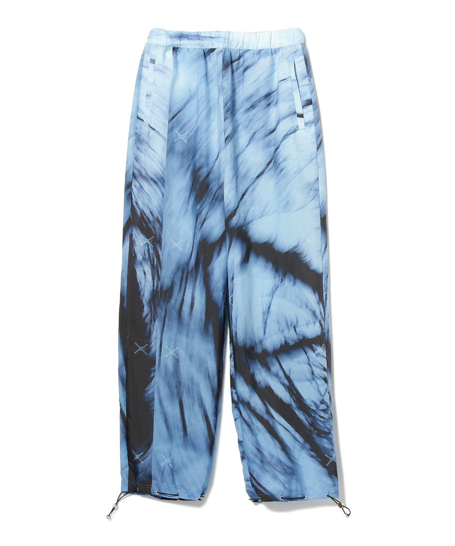 BEAMS OUTLET（ビームス アウトレット）FAF (Fake As Flowers) / Tree Camo Pants SP＜肥大していく都市と自然のコントラスト＞東京を拠点に活動するクリエイティブユニット〈YouthQuake（ユースクエイク）〉に所属するKazuhoとTsukasaによるファッションブランド〈FAF（エフエーエフ）〉のTEMPORARYSTOREを「ビームスT原宿」にて3月31日（金）より開催します。今回のTEMPORARYSTOREでは、〈FAF〉と所縁のあるニューヨーク在住の日本人アーティスト〈KeiSaito〉や、クリエイティブ集団〈SoundSports〉とのスペシャルアイテムの他、〈BEAMST〉とのコラボレーションアイテム、そして普段より彼らが愛用する〈ClarksOriginals〉と〈BEAMST〉とのトリプルコラボレーションシューズが登場します。■デザイン/ディテールゆったりとしたシルエットのリアルツリー柄パンツ。〈SoundSports〉とのコラボレーションアイテム。SoundSports4人組のクリエイティブ集団。洋服、ビジュアルの制作、DJをチーム内でこなす。〈SoundSports〉のクリエイションだけでなく、ブランドのビジュアル制作も行う。FAF（FakeAsFlowers）/エフエーエフ（フェイクアズフラワーズ）2021FWよりコレクション展開をスタートしたYOUTHQUAKE所属のKazuhoとTsukasaのディレクションによるファッションブランドFAF。コンセプトに「肥大していく都市と自然のコントラスト」「ものづくりの可能性の追求」の2点を掲げ、またブランドのサブテーマとして理想郷(THENEWCOMMUNE)への逃避をテーマとし服作りを行っている。型番：75-24-0039-231-90-18 KK3205【採寸】サイズウエスト股上股下すそ周りもも周りヒップM76.0~88.0cm35.4cm76.4cm~48.2cm69.4cm108.0cmL86.0~98.0cm36.1cm78.6cm~51.0cm72.8cm112.8cm商品のサイズについて【商品詳細】日本製素材：本体：ナイロン100％サイズ：M、L※画面上と実物では多少色具合が異なって見える場合もございます。ご了承ください。商品のカラーについて 【予約商品について】 ※「先行予約販売中」「予約販売中」をご注文の際は予約商品についてをご確認ください。BEAMS OUTLET（ビームス アウトレット）FAF (Fake As Flowers) / Tree Camo Pants SP＜肥大していく都市と自然のコントラスト＞東京を拠点に活動するクリエイティブユニット〈YouthQuake（ユースクエイク）〉に所属するKazuhoとTsukasaによるファッションブランド〈FAF（エフエーエフ）〉のTEMPORARYSTOREを「ビームスT原宿」にて3月31日（金）より開催します。今回のTEMPORARYSTOREでは、〈FAF〉と所縁のあるニューヨーク在住の日本人アーティスト〈KeiSaito〉や、クリエイティブ集団〈SoundSports〉とのスペシャルアイテムの他、〈BEAMST〉とのコラボレーションアイテム、そして普段より彼らが愛用する〈ClarksOriginals〉と〈BEAMST〉とのトリプルコラボレーションシューズが登場します。■デザイン/ディテールゆったりとしたシルエットのリアルツリー柄パンツ。〈SoundSports〉とのコラボレーションアイテム。SoundSports4人組のクリエイティブ集団。洋服、ビジュアルの制作、DJをチーム内でこなす。〈SoundSports〉のクリエイションだけでなく、ブランドのビジュアル制作も行う。FAF（FakeAsFlowers）/エフエーエフ（フェイクアズフラワーズ）2021FWよりコレクション展開をスタートしたYOUTHQUAKE所属のKazuhoとTsukasaのディレクションによるファッションブランドFAF。コンセプトに「肥大していく都市と自然のコントラスト」「ものづくりの可能性の追求」の2点を掲げ、またブランドのサブテーマとして理想郷(THENEWCOMMUNE)への逃避をテーマとし服作りを行っている。型番：75-24-0039-231-90-18 KK3205【採寸】サイズウエスト股上股下すそ周りもも周りヒップM76.0~88.0cm35.4cm76.4cm~48.2cm69.4cm108.0cmL86.0~98.0cm36.1cm78.6cm~51.0cm72.8cm112.8cm商品のサイズについて【商品詳細】日本製素材：本体：ナイロン100％サイズ：M、L※画面上と実物では多少色具合が異なって見える場合もございます。ご了承ください。商品のカラーについて 【予約商品について】 ※「先行予約販売中」「予約販売中」をご注文の際は予約商品についてをご確認ください。■重要なお知らせ※ 当店では、ギフト配送サービス及びラッピングサービスを行っておりません。ご注文者様とお届け先が違う場合でも、タグ（値札）付「納品書 兼 返品連絡票」同梱の状態でお送り致しますのでご了承ください。 ラッピング・ギフト配送について※ 2点以上ご購入の場合、全ての商品が揃い次第一括でのお届けとなります。お届け予定日の異なる商品をお買い上げの場合はご注意下さい。お急ぎの商品がございましたら分けてご購入いただきますようお願い致します。発送について ※ 買い物カートに入れるだけでは在庫確保されませんのでお早めに購入手続きをしてください。当店では在庫を複数サイトで共有しているため、同時にご注文があった場合、売切れとなってしまう事がございます。お手数ですが、ご注文後に当店からお送りする「ご注文内容の確認メール」をご確認ください。ご注文の確定について ※ Rakuten Fashionの商品ページに記載しているメーカー希望小売価格は、楽天市場「商品価格ナビ」に登録されている価格に準じています。 商品の価格についてBEAMS OUTLETBEAMS OUTLETのその他のパンツパンツご注文・お届けについて発送ガイドラッピンググッズ3,980円以上送料無料ご利用ガイド