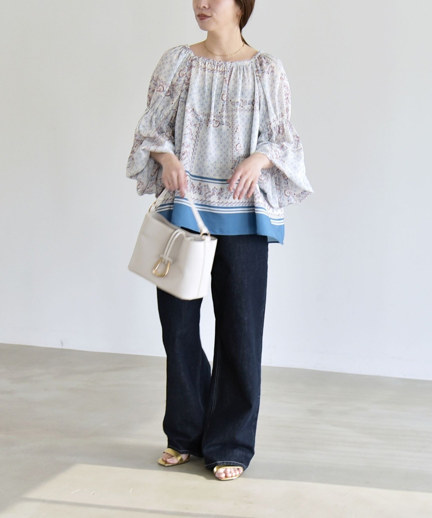 quaranciel 《予約》quaranciel:＜洗濯機可能＞フラワー スカーフ プリント ギャザー パフ ブラウス シップス トップス シャツ・ブラウス ベージュ【送料無料】