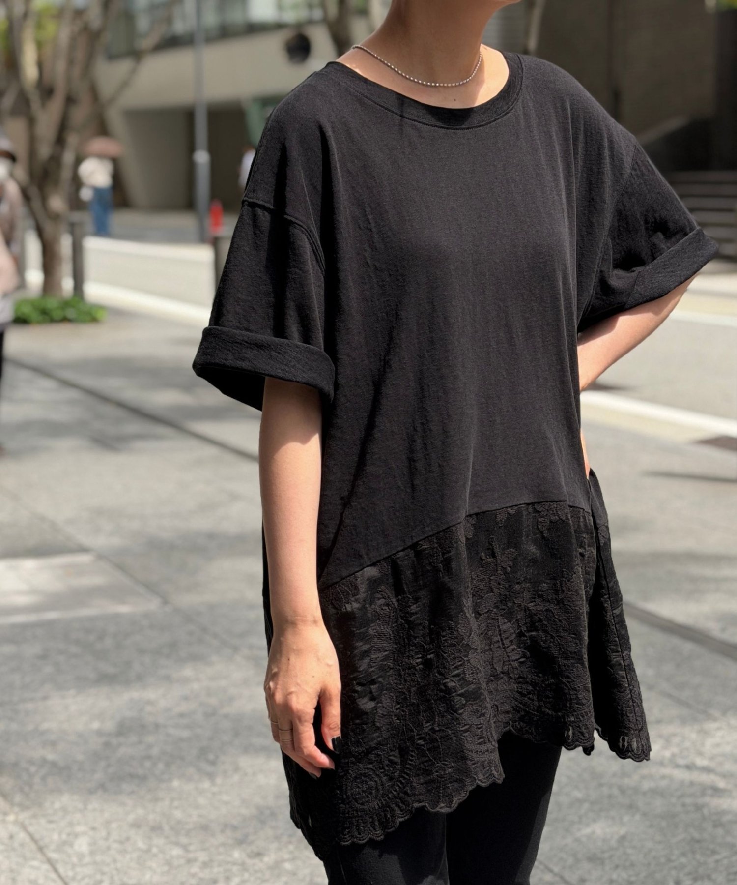 裾シアー刺繍Tee ビアズリー トップス カットソー・Tシャツ ベージュ ブラック