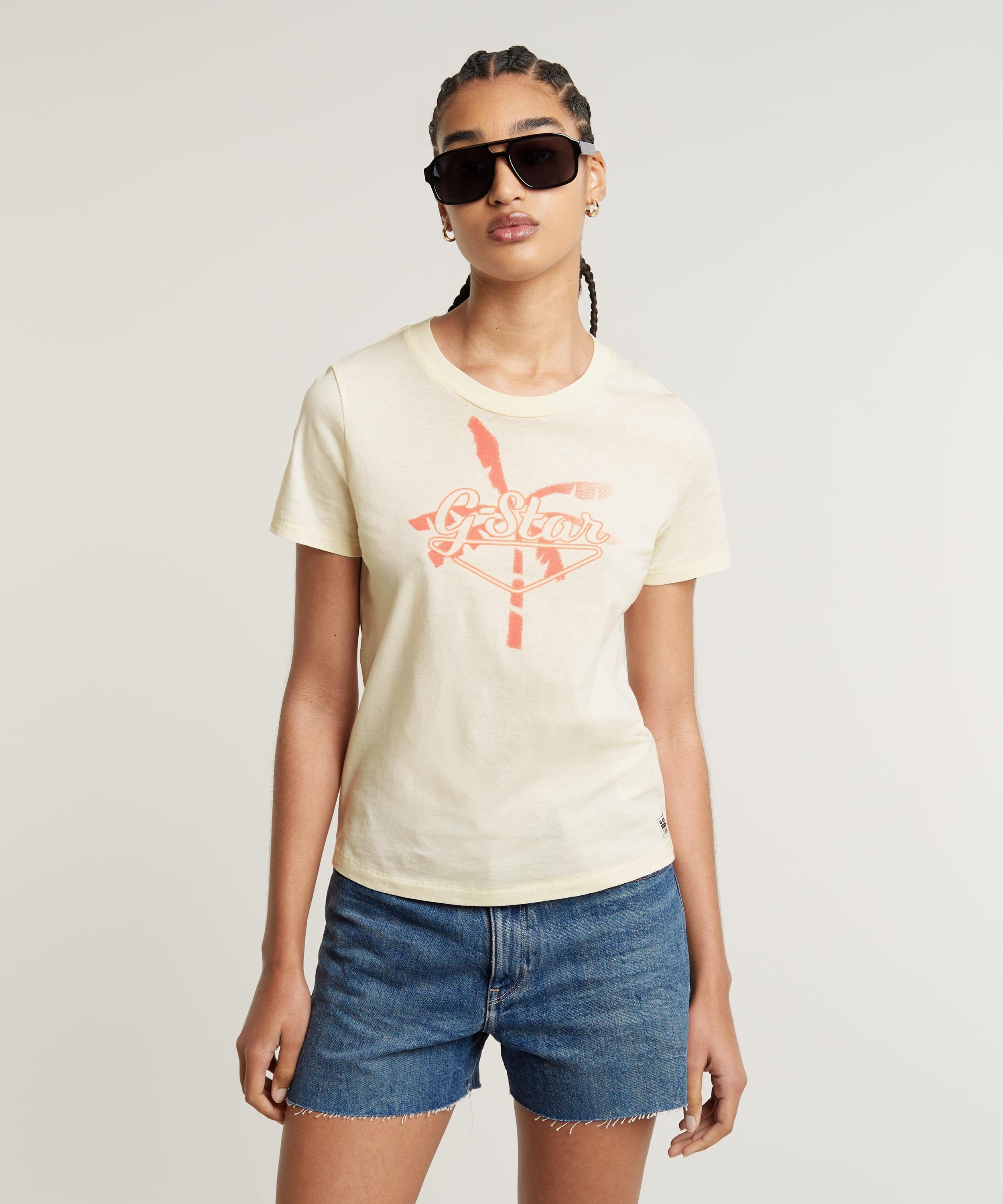 【公式ショップ】SUMMER GRAPHIC TOP/グラフィックロゴTシャツ ジースターロゥ トップス カットソー・Tシャツ ベージュ