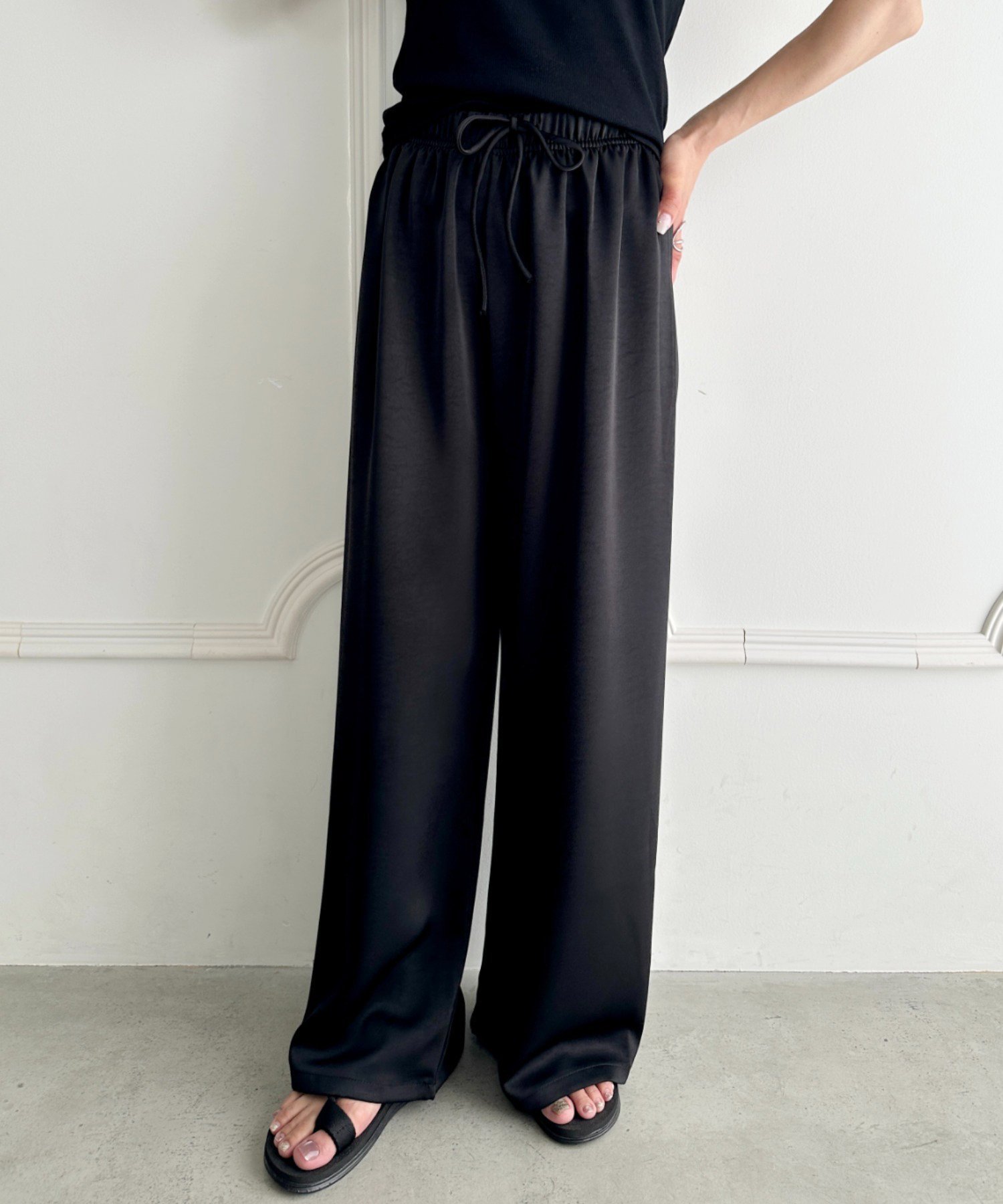 【SALE／25%OFF】MYMOOD. ウエストゴムストレートサテンイージーパンツ アウトフィッターラボ パンツ その他のパンツ ブラック グレー ホワイト