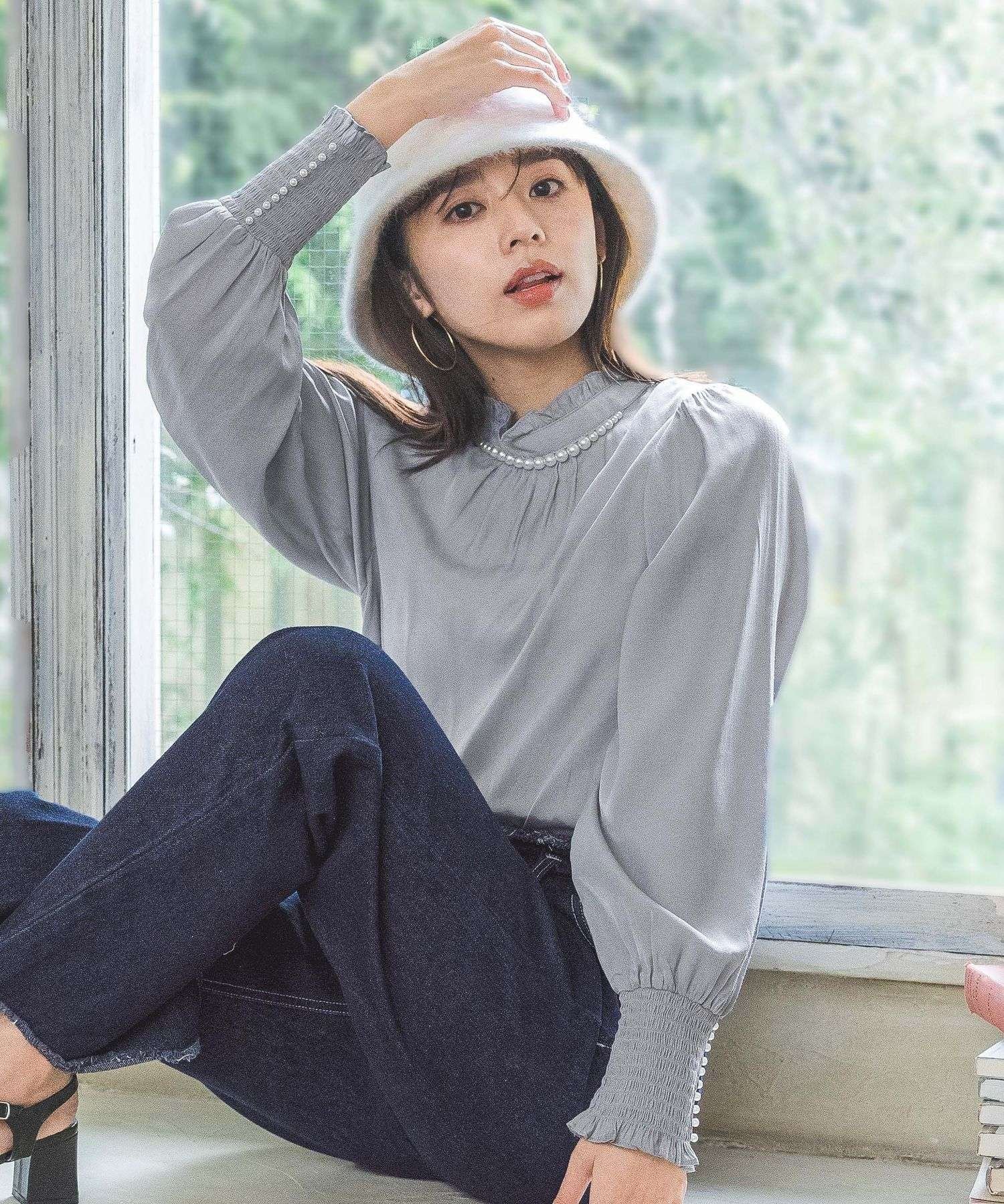 【SALE／50%OFF】mysty woman パールネックハイネックブラウス ミスティウーマン トップス シャツ・ブラウス ブラック ホワイト グレーのサムネイル