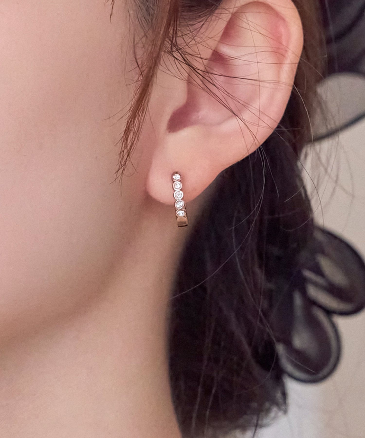 Phoebe 【金属アレルギー対応】プチベゼルフープセラミックピアス シャンパンゴールド ジュエルアディクト アクセサリー・腕時計 ピアス ゴールド