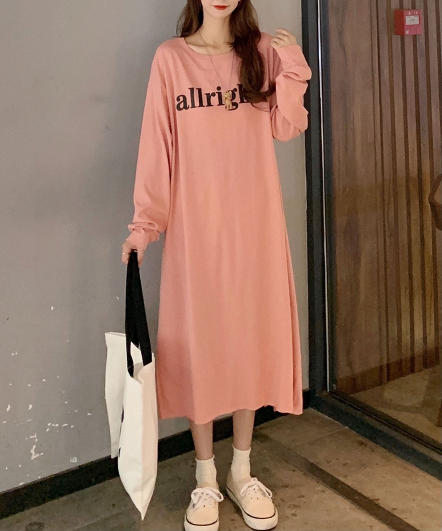 Primazel（プリマゼル）ロングTシャツロゴワンピース【商品説明】柔らかな質感のロゴTシャツワンピース。ゆったりしたストレスフリーな着心地とシンプルなロゴが着回し力の高いアイテムです。◇コーディネート◇これ1枚でコーデが完成するお手軽さが嬉しいワンピース。リラックスウェアにもぴったりです。【詳細】◇伸縮性…あり◇裏地…なし◇透け感…なし◇ファスナー…なし◇ポケット…なし◇ボタン…なし◇付属品…なし◇生地感…薄手◇素材感…Tシャツ生地◇大き目ゆったりサイズ◇後ろ裾スリット入り【モデル】◇身長:157cm◇体形:細身◇着用サイズ:M洗濯表示に従ってお取り扱い下さい。型番：33630850922-002-3 GC7220【採寸】サイズ着丈バスト肩幅袖丈裾幅ウエストヒップM106.0cm114.0cm54.0cm56.0cm63.0cm114.0cm118.0cm商品のサイズについて【商品詳細】中国素材：綿100%サイズ：M※画面上と実物では多少色具合が異なって見える場合もございます。ご了承ください。商品のカラーについて 【予約商品について】 ※「先行予約販売中」「予約販売中」をご注文の際は予約商品についてをご確認ください。Primazel（プリマゼル）ロングTシャツロゴワンピース【商品説明】柔らかな質感のロゴTシャツワンピース。ゆったりしたストレスフリーな着心地とシンプルなロゴが着回し力の高いアイテムです。◇コーディネート◇これ1枚でコーデが完成するお手軽さが嬉しいワンピース。リラックスウェアにもぴったりです。【詳細】◇伸縮性…あり◇裏地…なし◇透け感…なし◇ファスナー…なし◇ポケット…なし◇ボタン…なし◇付属品…なし◇生地感…薄手◇素材感…Tシャツ生地◇大き目ゆったりサイズ◇後ろ裾スリット入り【モデル】◇身長:157cm◇体形:細身◇着用サイズ:M洗濯表示に従ってお取り扱い下さい。型番：33630850922-002-3 GC7220【採寸】サイズ着丈バスト肩幅袖丈裾幅ウエストヒップM106.0cm114.0cm54.0cm56.0cm63.0cm114.0cm118.0cm商品のサイズについて【商品詳細】中国素材：綿100%サイズ：M※画面上と実物では多少色具合が異なって見える場合もございます。ご了承ください。商品のカラーについて 【予約商品について】 ※「先行予約販売中」「予約販売中」をご注文の際は予約商品についてをご確認ください。■重要なお知らせ※ 当店では、ギフト配送サービス及びラッピングサービスを行っておりません。ご注文者様とお届け先が違う場合でも、タグ（値札）付「納品書 兼 返品連絡票」同梱の状態でお送り致しますのでご了承ください。 ラッピング・ギフト配送について※ 2点以上ご購入の場合、全ての商品が揃い次第一括でのお届けとなります。お届け予定日の異なる商品をお買い上げの場合はご注意下さい。お急ぎの商品がございましたら分けてご購入いただきますようお願い致します。発送について ※ 買い物カートに入れるだけでは在庫確保されませんのでお早めに購入手続きをしてください。当店では在庫を複数サイトで共有しているため、同時にご注文があった場合、売切れとなってしまう事がございます。お手数ですが、ご注文後に当店からお送りする「ご注文内容の確認メール」をご確認ください。ご注文の確定について ※ Rakuten Fashionの商品ページに記載しているメーカー希望小売価格は、楽天市場「商品価格ナビ」に登録されている価格に準じています。 商品の価格についてPrimazelPrimazelのシャツワンピースワンピース・ドレスご注文・お届けについて発送ガイドラッピンググッズ3,980円以上送料無料ご利用ガイド