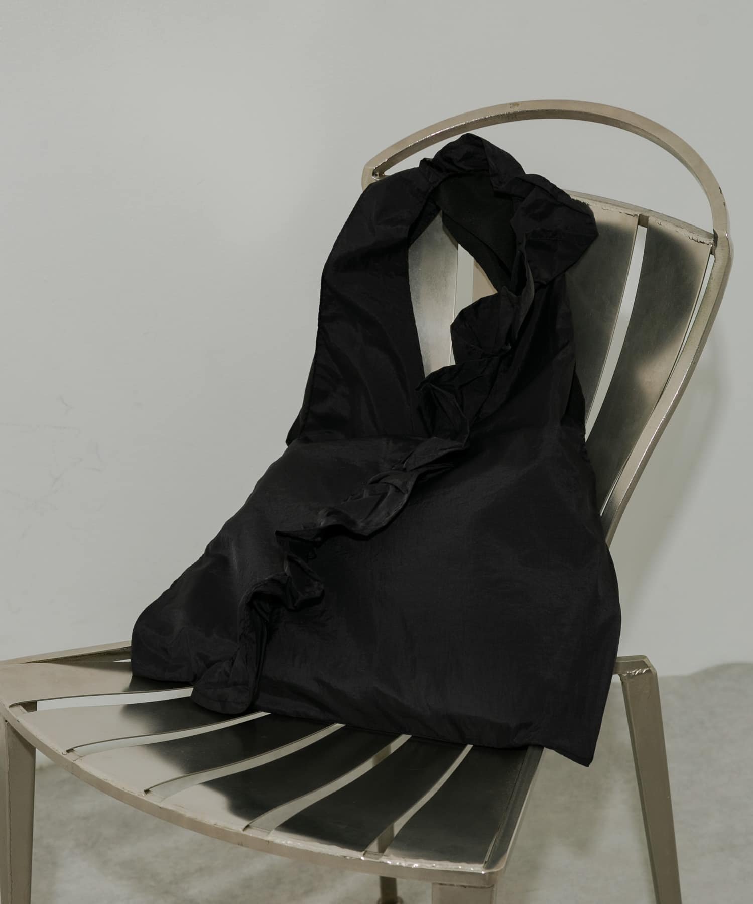 【SALE／50%OFF】SMELLY カシュクールフリルトート スメリー バッグ トートバッグ ブラックのサムネイル