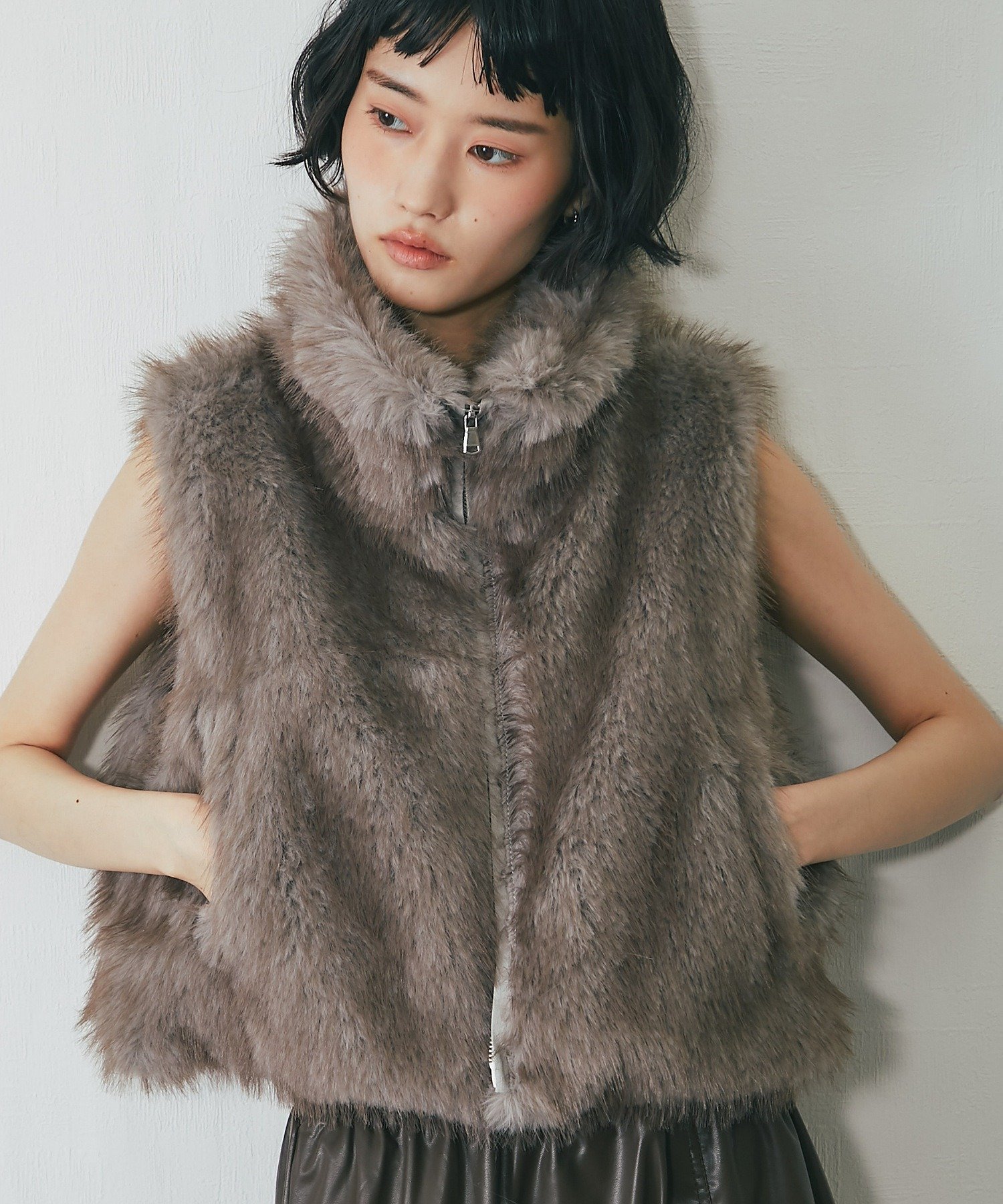 ANOTHER S ファーショート丈ベスト スマイルオーキッド トップス ベスト・ジレ グレー ブラウン ホワイ..