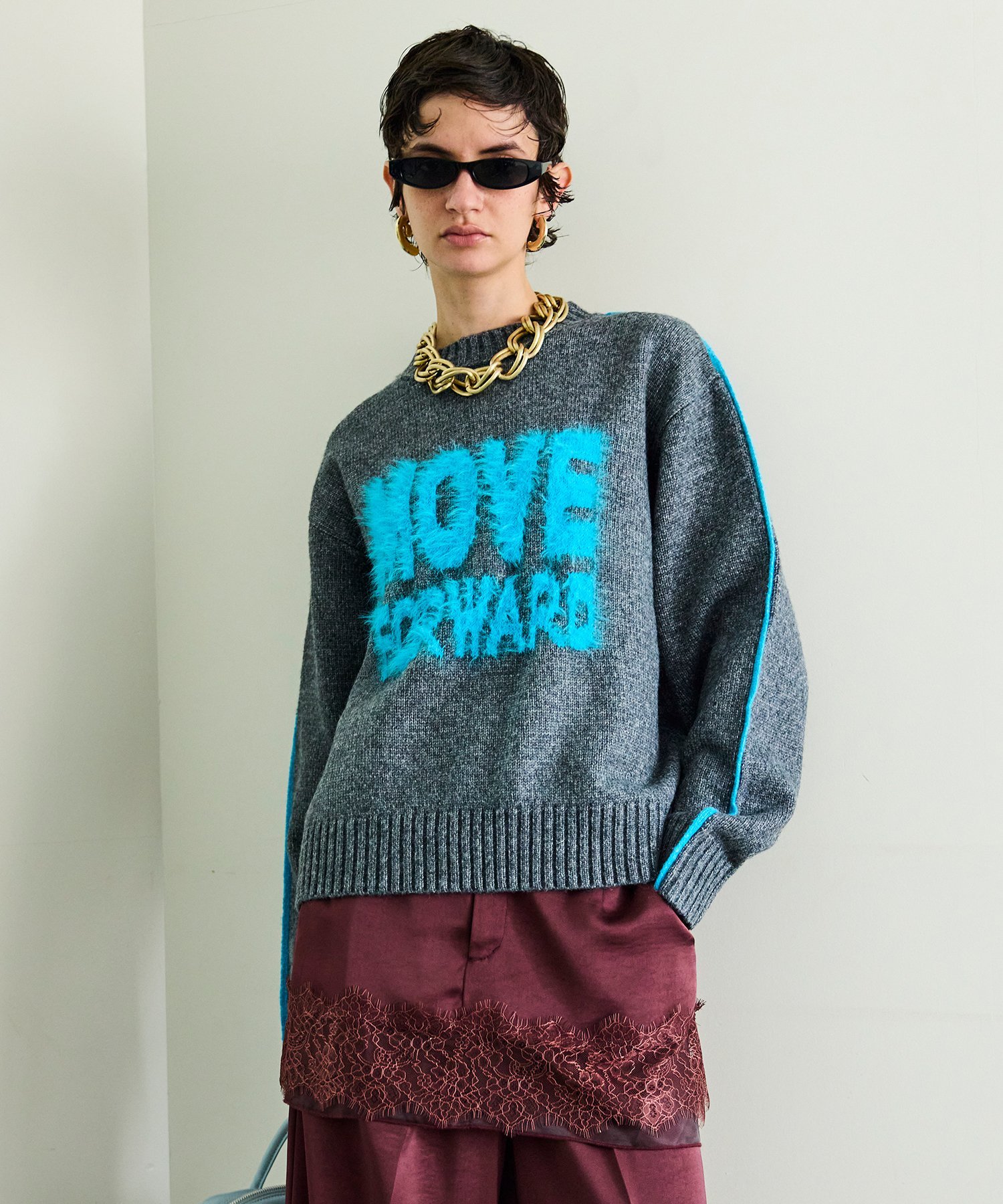 MAISON SPECIAL MOVE FORWARDロゴニット メゾンスペシャル トップス ニット グレー レッド【送料無料】