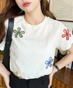 【SALE/23%OFF】moment+ フラワー刺繍半袖Tシャツ モーメントプラス トップス カットソー・Tシャツ ホワイト ピンク ブラック