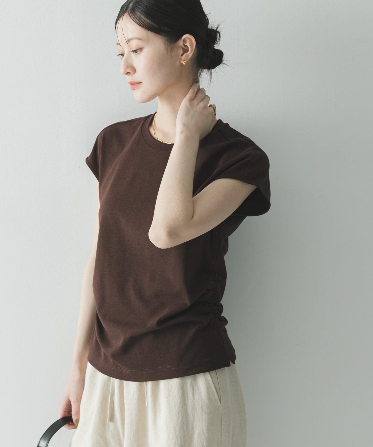 【SALE／50%OFF】URBAN RESEARCH サイドギャザーカットソー アーバンリサーチ トップス カットソー・Tシャツ ブラック ブラウン ホワイト【送料無料】