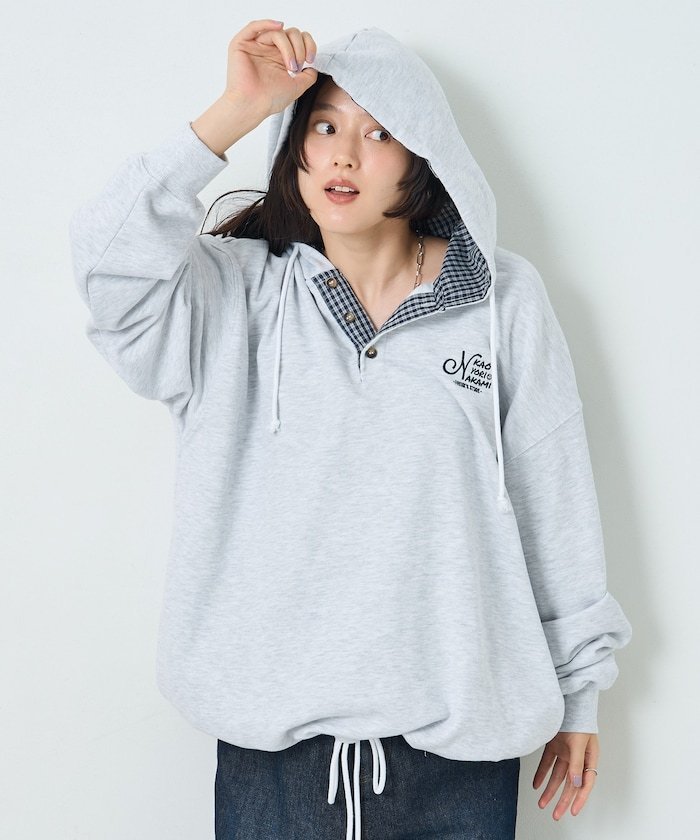 FREAK'S STORE kaoyorinakami × FREAK'S STORE/カオヨリナカミ 別注 ワンポイント ヘンリー スウェットパーカー 26AW フリークスストア トップス パーカー・フーディー ネイビー【送料無料】