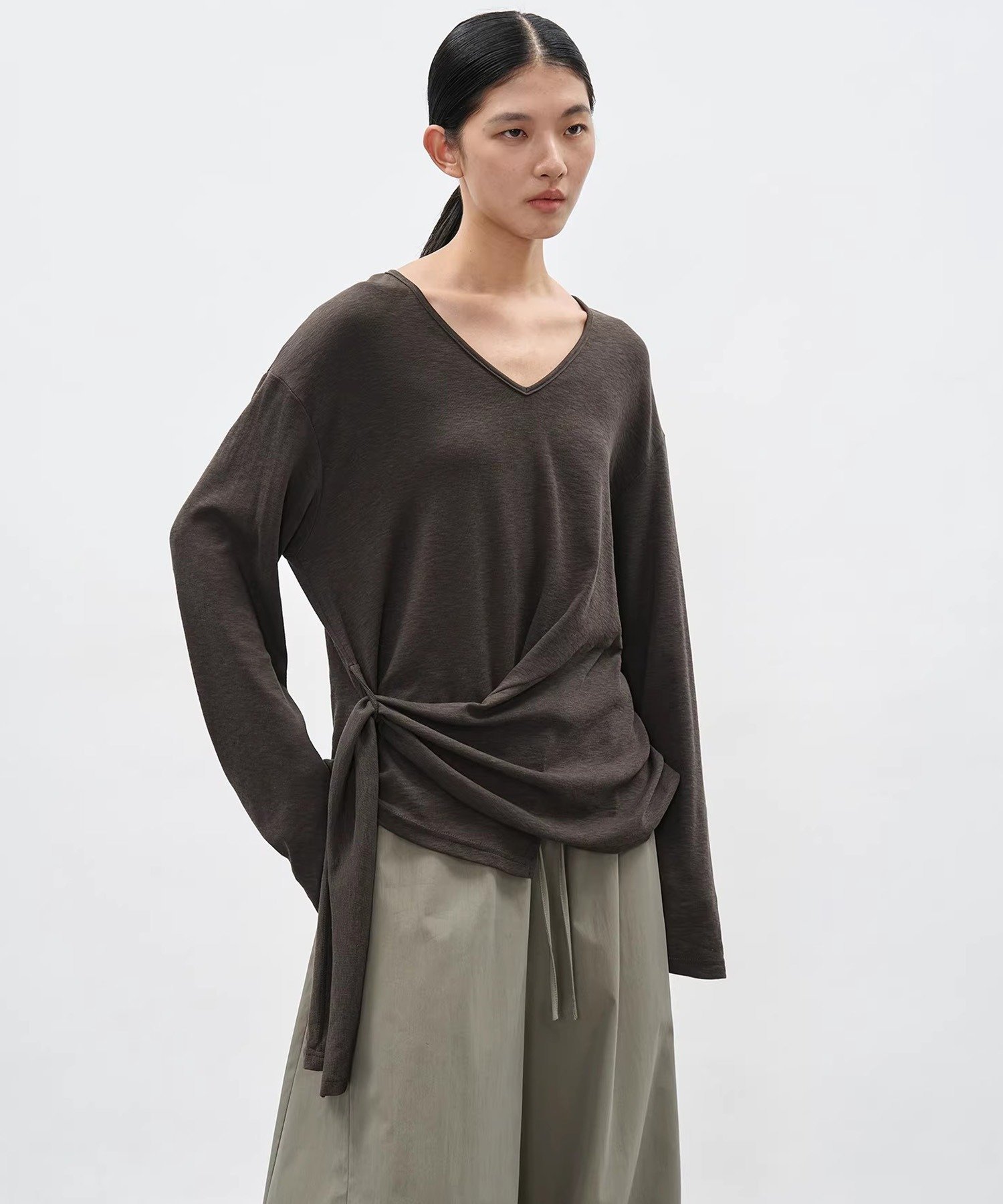EIGHTHMONTH アシンメトリーVネックトップス EM26s013 チュクラ トップス カットソー・Tシャツ ブラック グレー