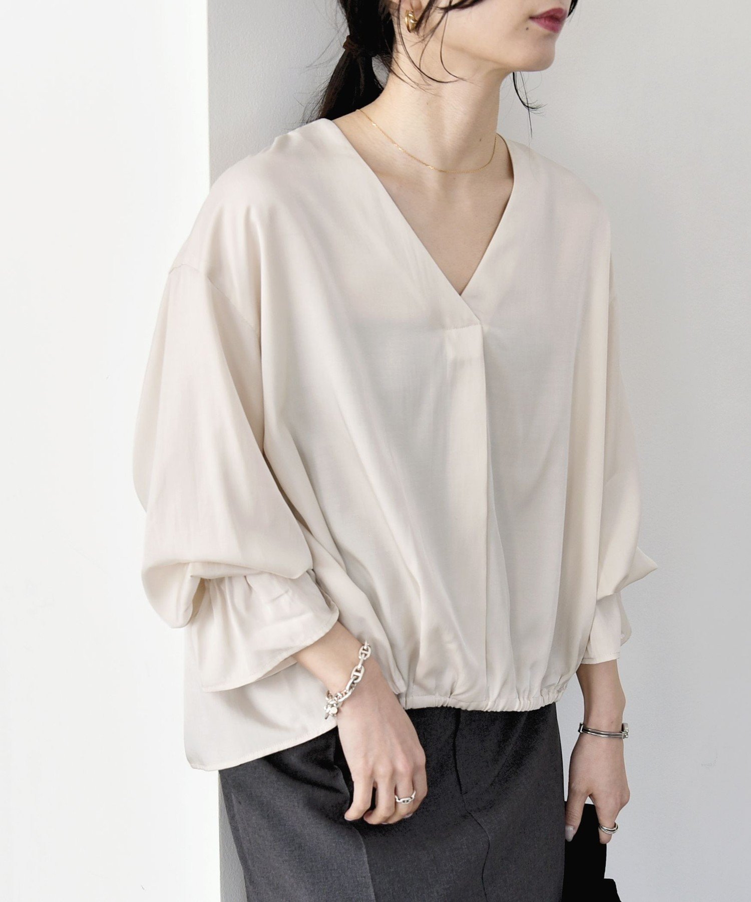 quaranciel quaranciel:＜洗濯機可能＞Vネック ギャザーヘム ブラウス シップス トップス シャツ・ブラウス ベージュ ブルー