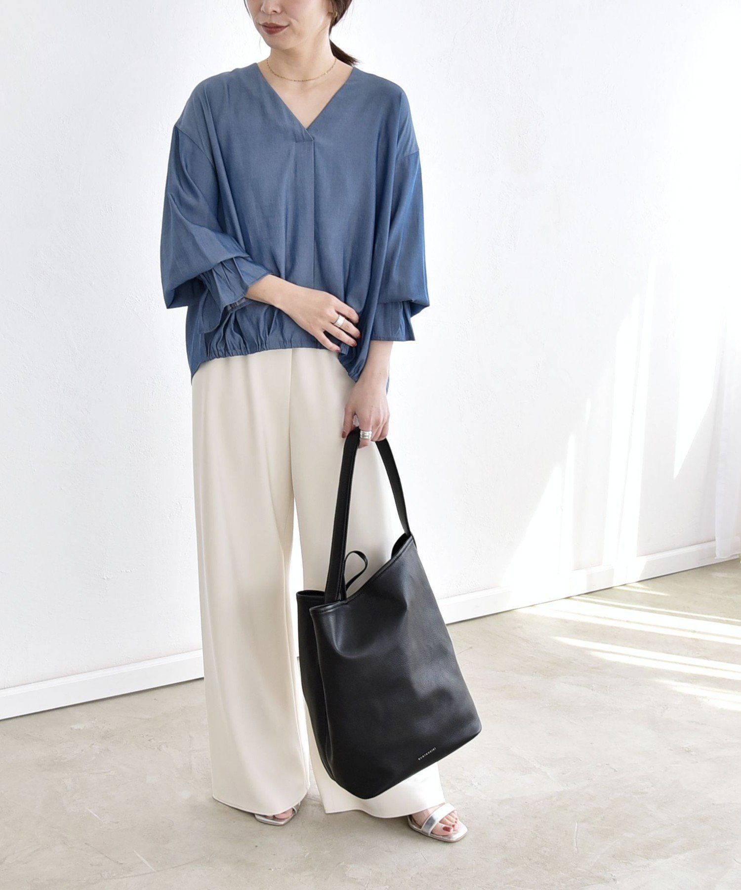quaranciel quaranciel:＜洗濯機可能＞Vネック ギャザーヘム ブラウス シップス トップス シャツ・ブラウス ベージュ ブルー