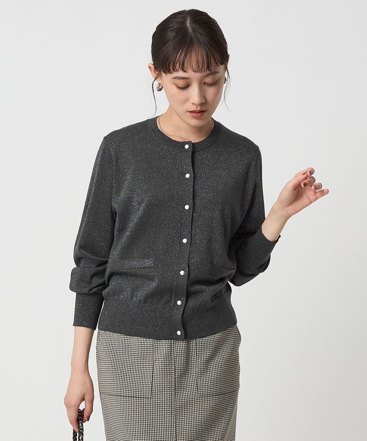 UNITED ARROWS green label relaxing ラメ クルーネック ニット カーディガン ウォッシャブル ユナイテッドアローズ グリーンレーベルリラクシング トップス カーディガン ホワイト グレー【送料無料】のサムネイル