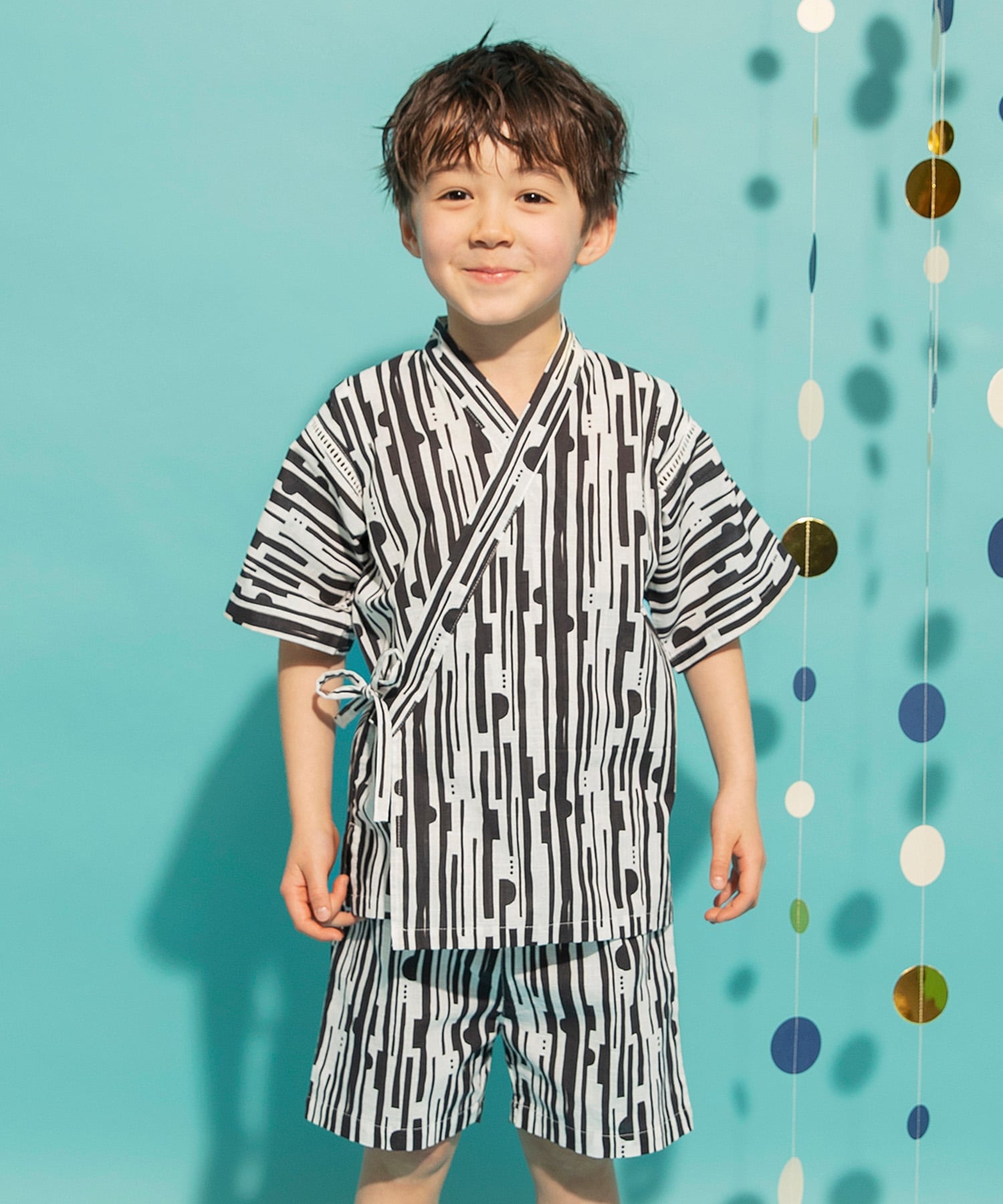 ブランシェス（ブランシェス）【キッズ】甚平夏を楽しむ！普段使いにもおすすめな甚平♪■商品ポイント・綿100％素材で着心地が良いです・お祭りはもちろん暑い季節の部屋着や寝間着にも◎・手持ちのTシャツと合わせてコーディネートしていただけます●モノトーン×縞柄和風な雰囲気もありつつ、モダンなグラフィックでレトロになりすぎないスタイリッシュなデザインです●恐竜×矢絣柄伝統的な矢絣柄をベースにしつつ男の子の大好きな恐竜で可愛らしい印象をプラスよく見ると恐竜の足跡のモチーフもあり遊び心あるデザインです●花火柄夏の代名詞ともいえる花火を総柄にしてデザインに入れ込むことで子供らしい元気なイメージを表現しています女の子のフリル甚平（品番：14-6288-890）ともリンクしています●しじら織り柄大人顔負けのしじら織りのシックなデザイン流行に左右されず長く着用していただけます-----伸縮性：なし※モデル着用写真についてはイメージの為、実際の　商品とカラーや仕様が異なる場合がございますので、　商品画像をご覧ください。※商品の色味につきまして、お客様のお使いのPCの　モニター環境により実際のカラーと画像の色味が　違って見える場合が御座います。　予めご了承の上、ご注文下さい。※店頭・外での撮影画像は光の加減で、　実際の商品より明るく見える場合が御座います。型番：14-6288-891-04-76 RN5233【採寸】サイズ【上衣】着丈胸回り背肩幅袖丈袖口幅【下衣】パンツ総丈ウエストゴム付裾口90cm40cm58cm28cm14cm15cm31cm20.5cm18cm100cm44cm62cm30cm15cm16cm33cm21cm19cm110cm48cm66cm32cm16cm17cm35cm22cm20cm120cm52cm70cm34cm17cm18cm37cm23cm21cm商品のサイズについて【商品詳細】中国製素材：綿100％サイズ：90cm、100cm、110cm、120cm※画面上と実物では多少色具合が異なって見える場合もございます。ご了承ください。商品のカラーについてブランシェス（ブランシェス）【キッズ】甚平夏を楽しむ！普段使いにもおすすめな甚平♪■商品ポイント・綿100％素材で着心地が良いです・お祭りはもちろん暑い季節の部屋着や寝間着にも◎・手持ちのTシャツと合わせてコーディネートしていただけます●モノトーン×縞柄和風な雰囲気もありつつ、モダンなグラフィックでレトロになりすぎないスタイリッシュなデザインです●恐竜×矢絣柄伝統的な矢絣柄をベースにしつつ男の子の大好きな恐竜で可愛らしい印象をプラスよく見ると恐竜の足跡のモチーフもあり遊び心あるデザインです●花火柄夏の代名詞ともいえる花火を総柄にしてデザインに入れ込むことで子供らしい元気なイメージを表現しています女の子のフリル甚平（品番：14-6288-890）ともリンクしています●しじら織り柄大人顔負けのしじら織りのシックなデザイン流行に左右されず長く着用していただけます-----伸縮性：なし※モデル着用写真についてはイメージの為、実際の　商品とカラーや仕様が異なる場合がございますので、　商品画像をご覧ください。※商品の色味につきまして、お客様のお使いのPCの　モニター環境により実際のカラーと画像の色味が　違って見える場合が御座います。　予めご了承の上、ご注文下さい。※店頭・外での撮影画像は光の加減で、　実際の商品より明るく見える場合が御座います。型番：14-6288-891-04-76 RN5233【採寸】サイズ【上衣】着丈胸回り背肩幅袖丈袖口幅【下衣】パンツ総丈ウエストゴム付裾口90cm40cm58cm28cm14cm15cm31cm20.5cm18cm100cm44cm62cm30cm15cm16cm33cm21cm19cm110cm48cm66cm32cm16cm17cm35cm22cm20cm120cm52cm70cm34cm17cm18cm37cm23cm21cm商品のサイズについて【商品詳細】中国製素材：綿100％サイズ：90cm、100cm、110cm、120cm※画面上と実物では多少色具合が異なって見える場合もございます。ご了承ください。商品のカラーについて