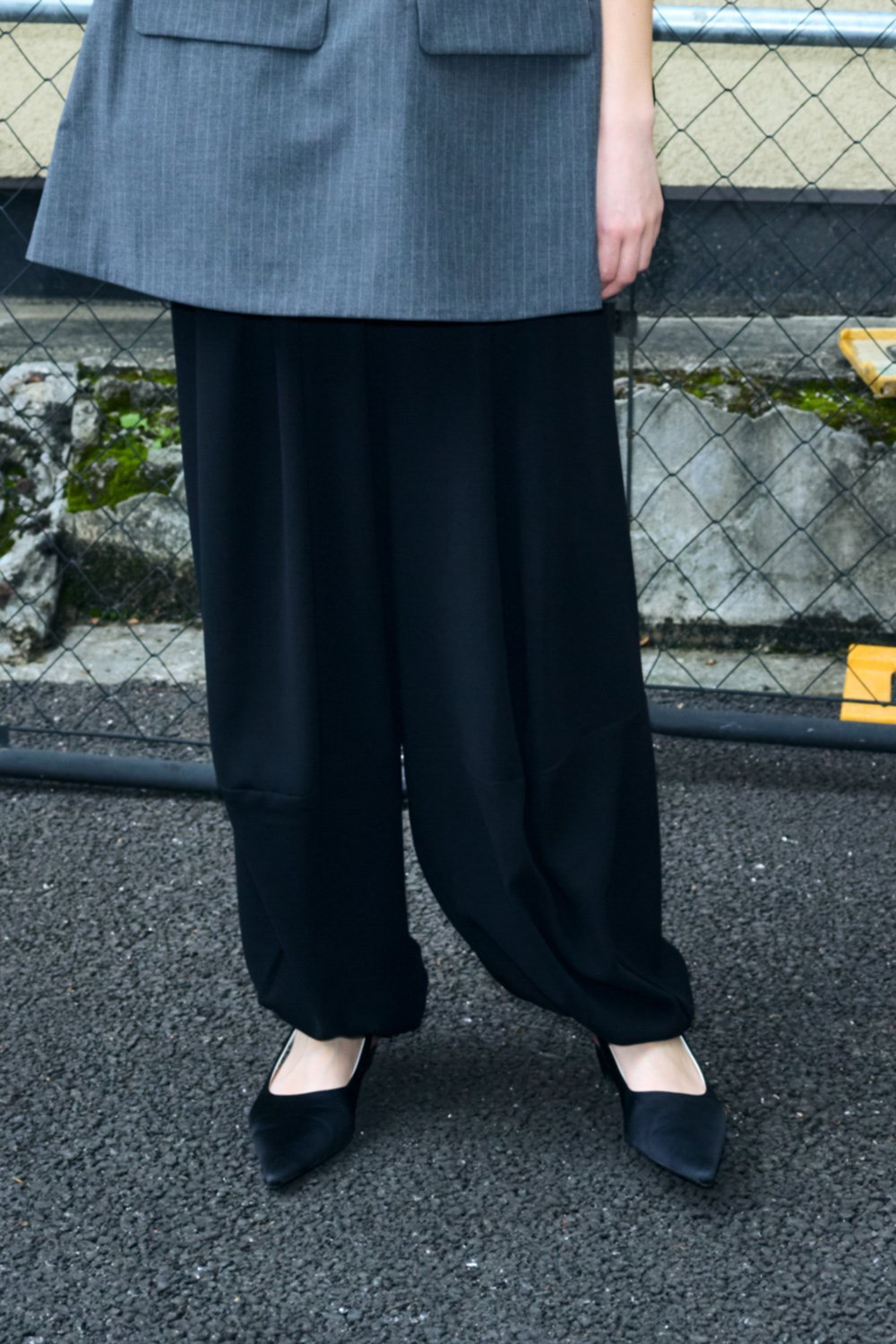 ENFOLD BOX-TUCK PANTS エンフォルド パンツ スラックス・ドレスパンツ ブラック