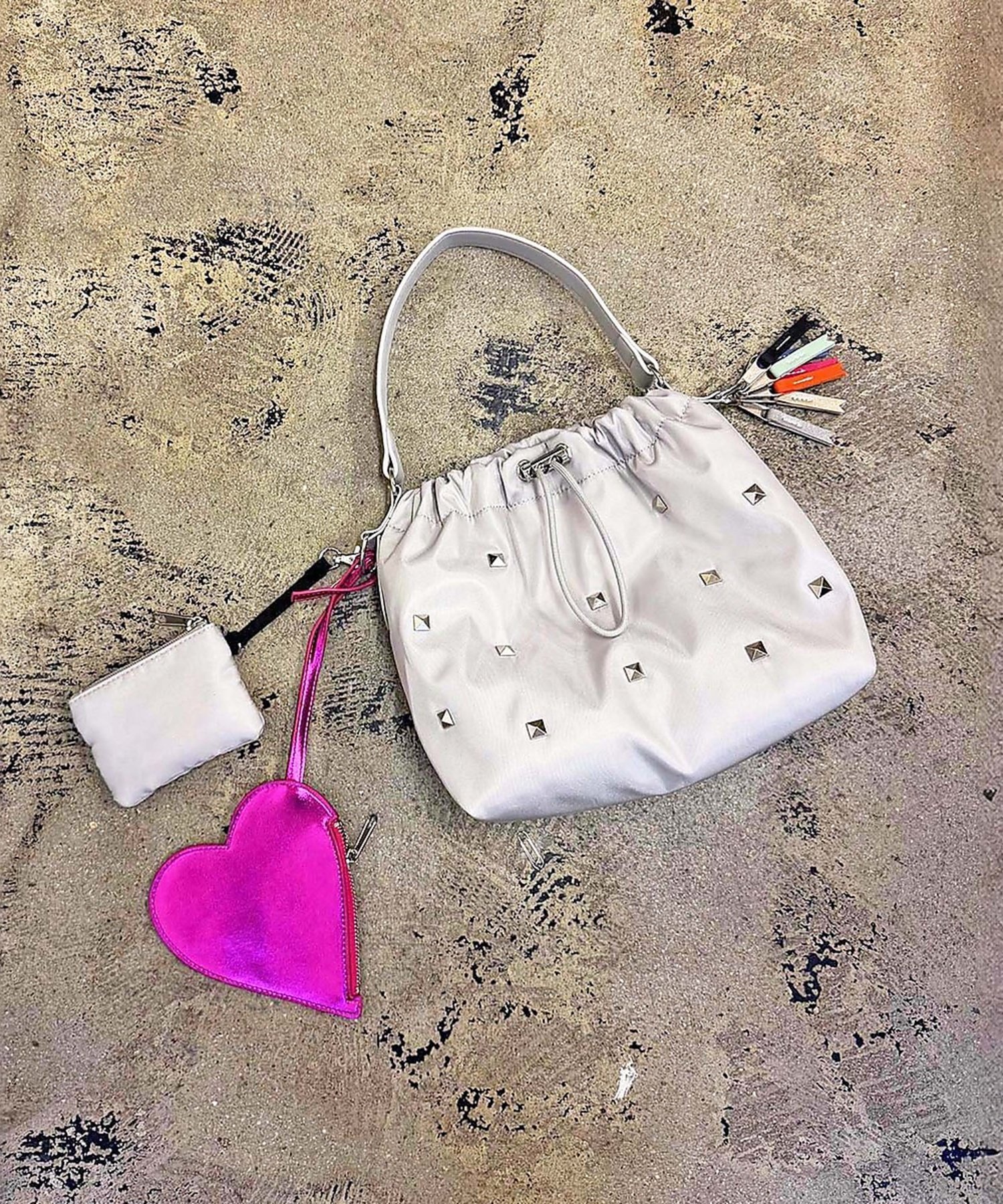 NOMINE 【cheek】heart pouch studs スタッズ ハートチャーム 巾着 ノミネ バッグ ショルダーバッグ グレー【送料無料】