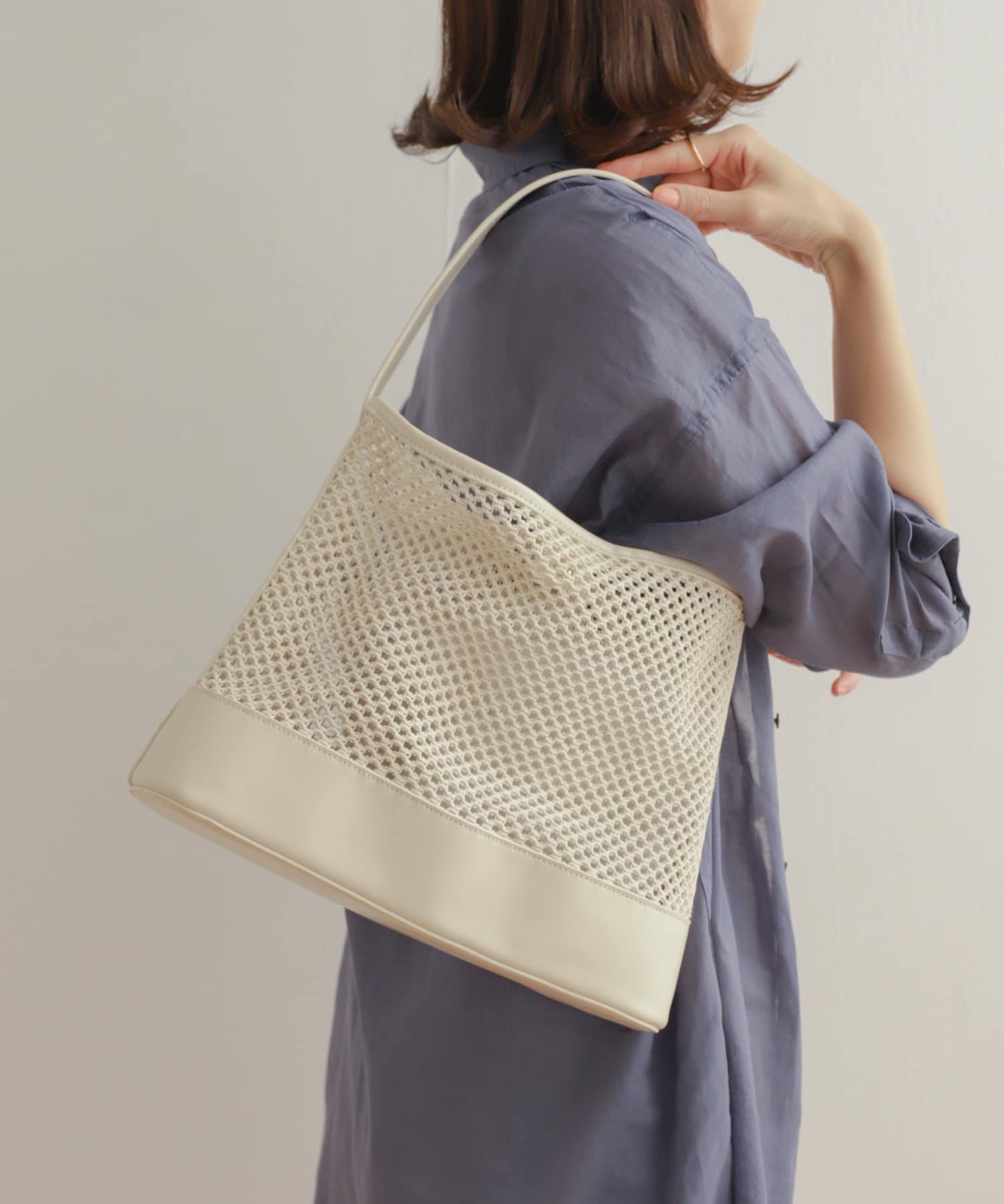 【SALE／60%OFF】URBAN RESEARCH DOORS メッシュワンショルダーバッグ アーバンリサーチドアーズ バッグ ショルダーバッグ ホワイト ベージュ【送料無料】のサムネイル